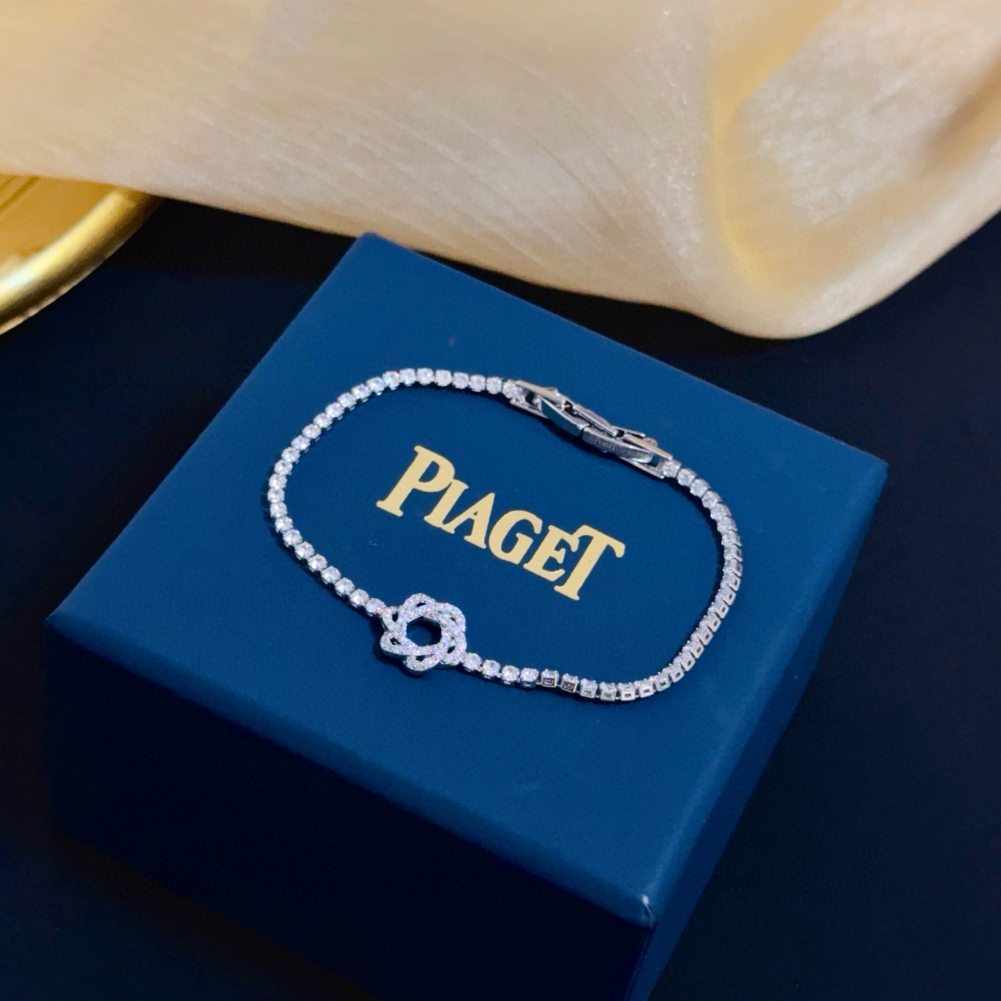 Piaget Rose bracelet White gold with clear diamonds 17cm