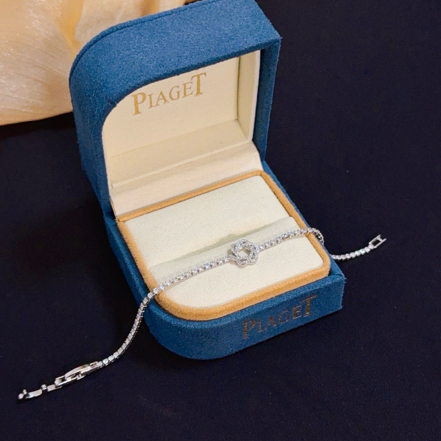 Piaget Rose bracelet White gold with clear diamonds 17cm