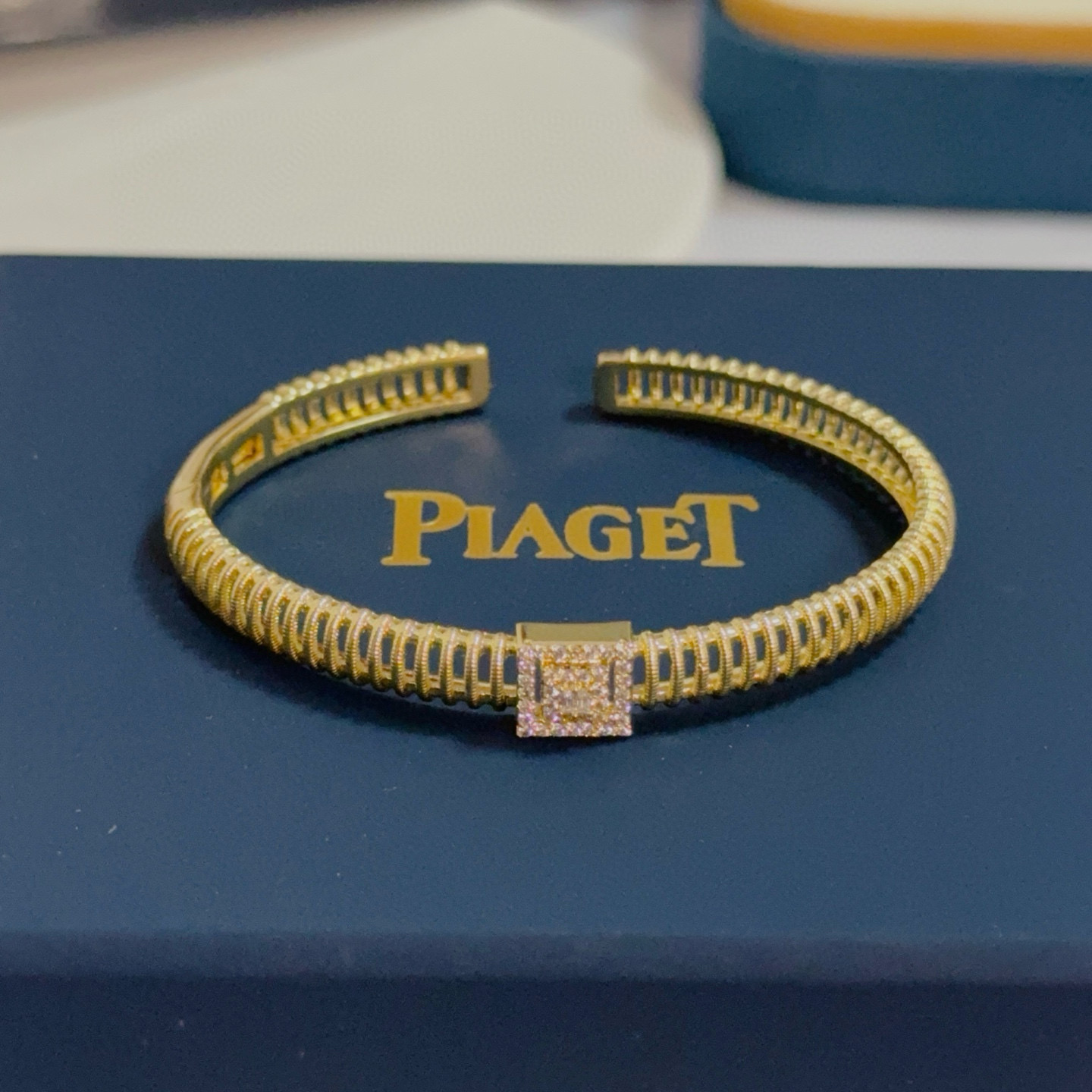 Piaget Extremely Piaget bracelet 18k yellow gold with clear diamond accents 16cm