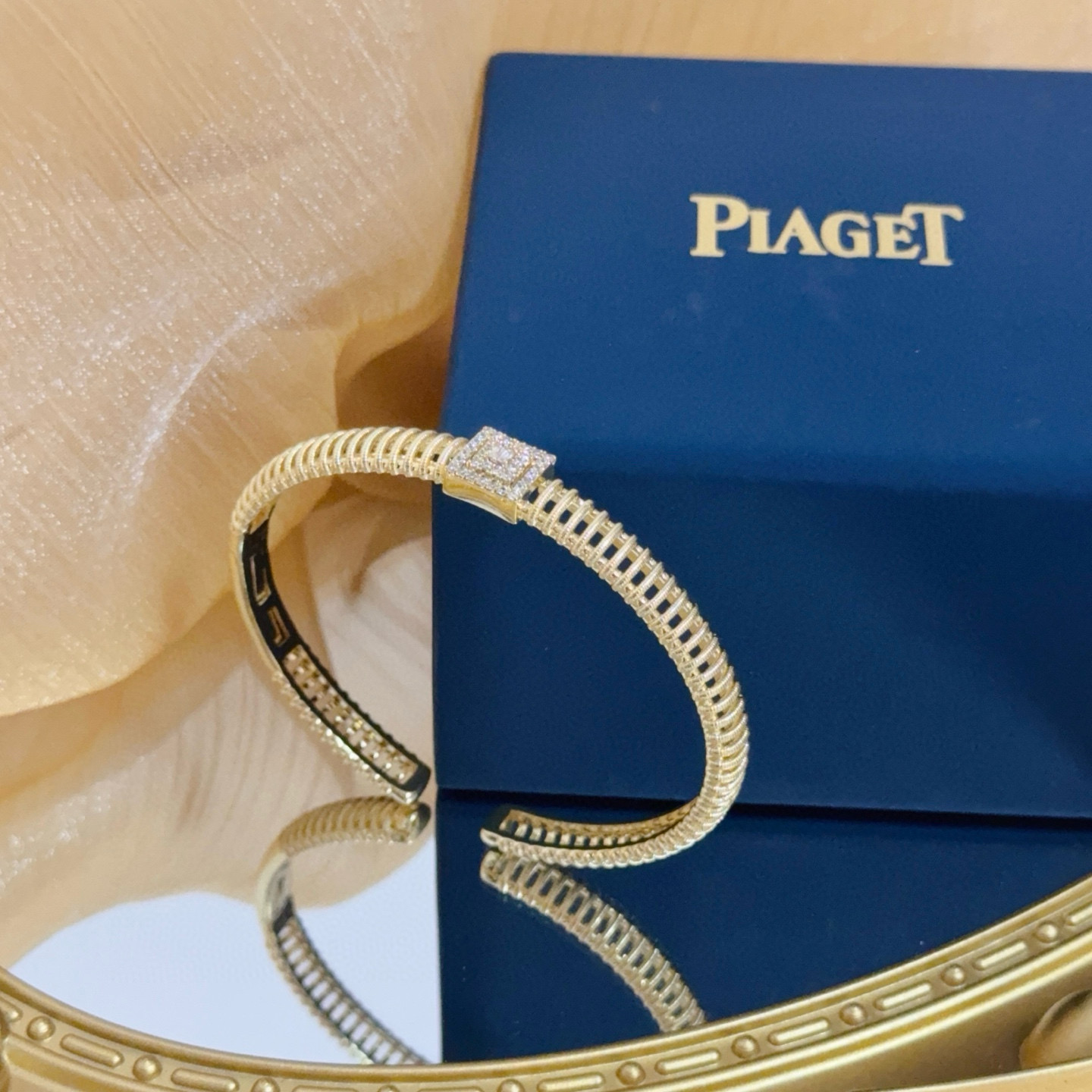 Piaget Extremely Piaget bracelet 18k yellow gold with clear diamond accents 16cm