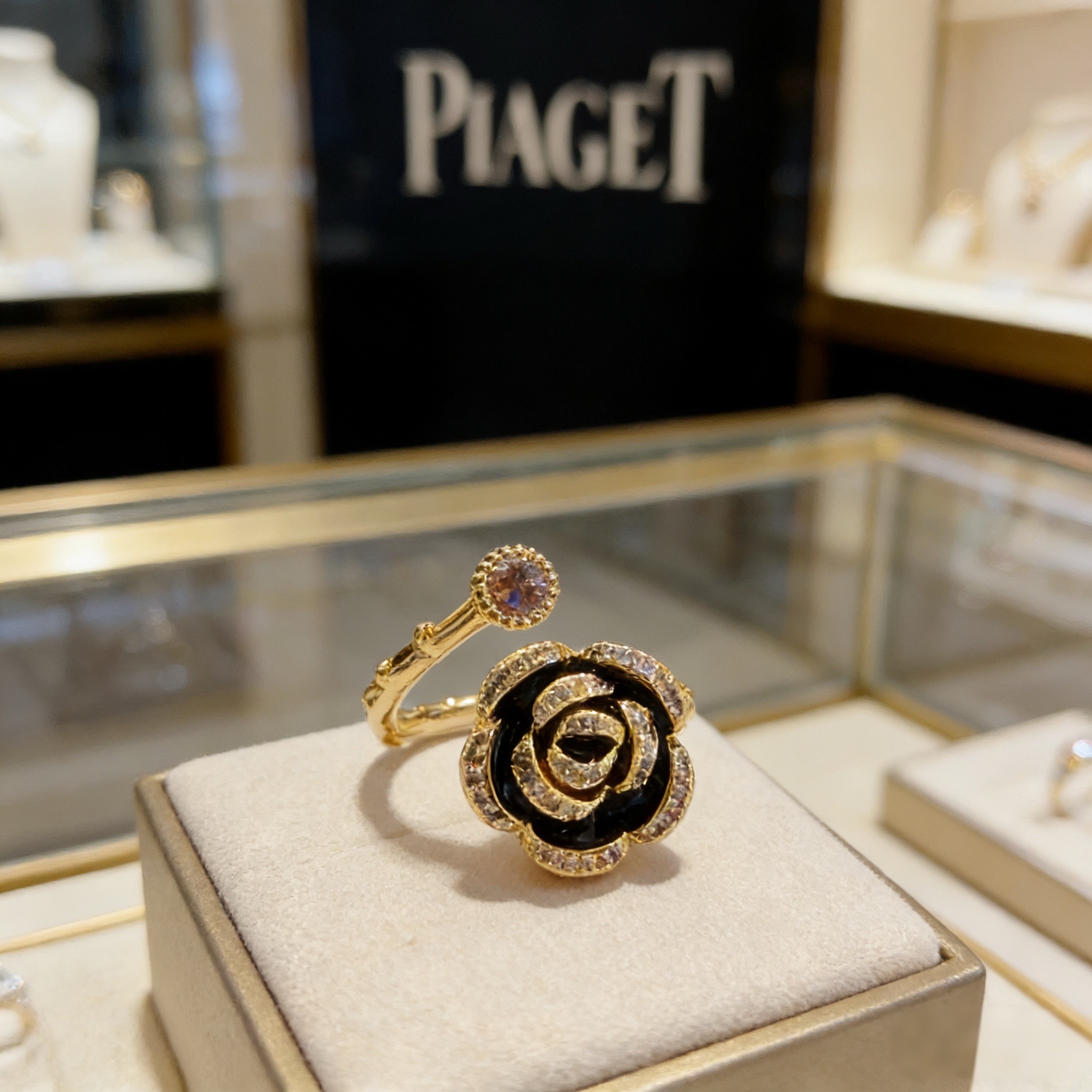 Piaget Rose ring yellow gold black onyx clear diamond US 7