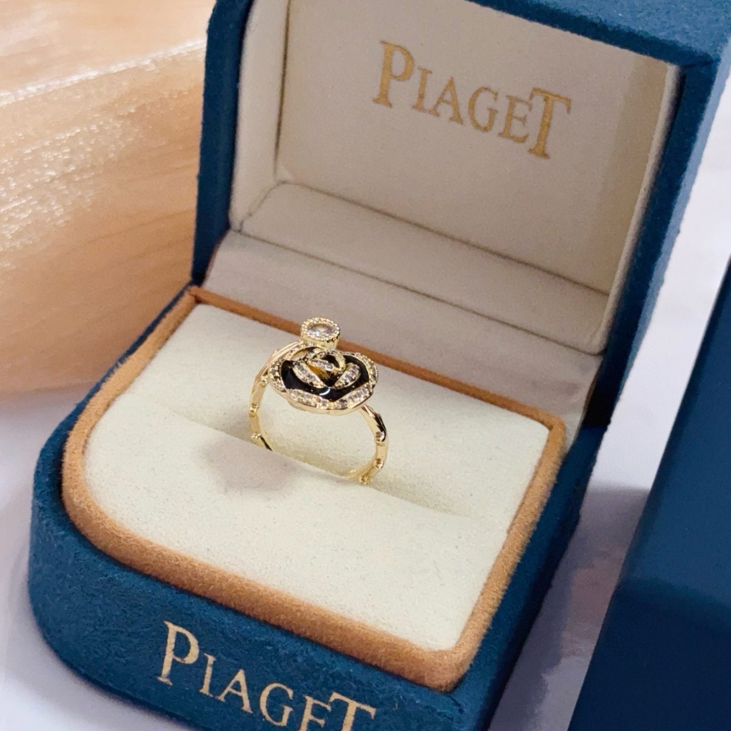 Piaget Rose ring yellow gold black onyx clear diamond US 7