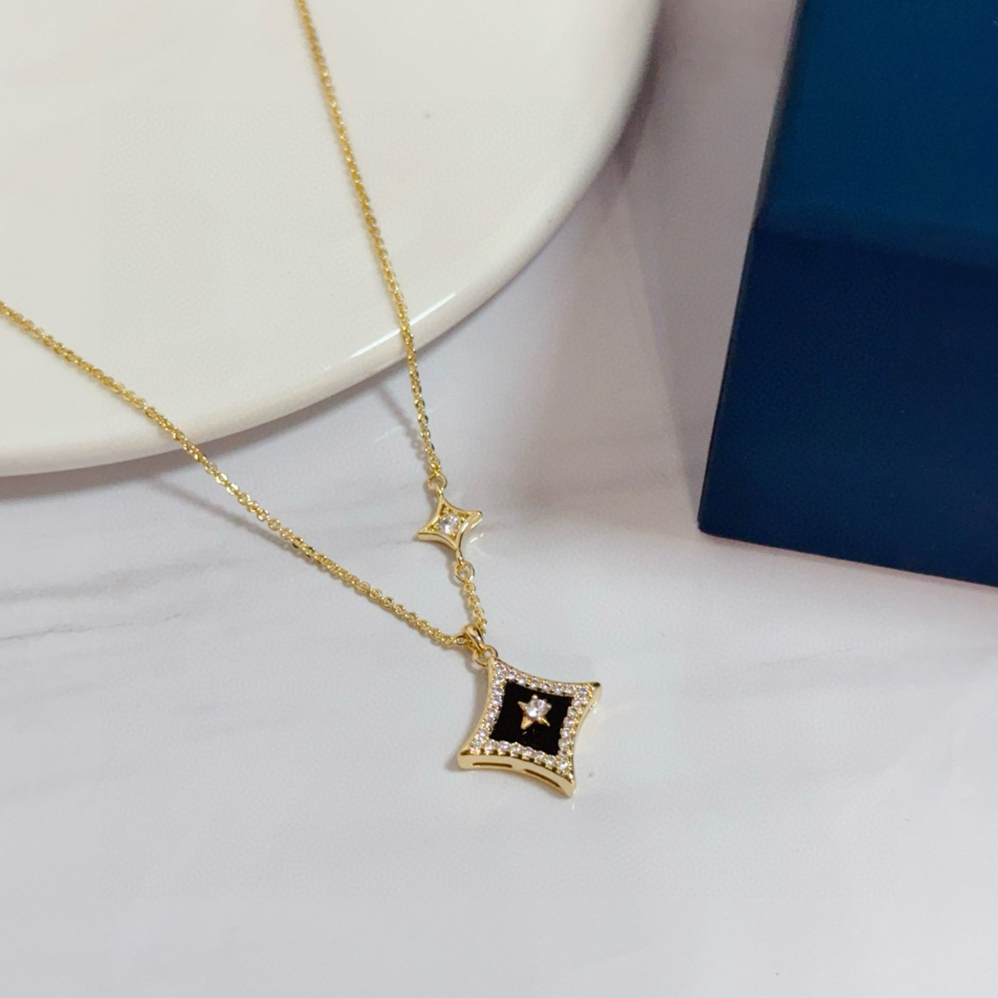 Piaget Possession Star Pendant necklace Yellow gold black onyx clear diamond 42cm