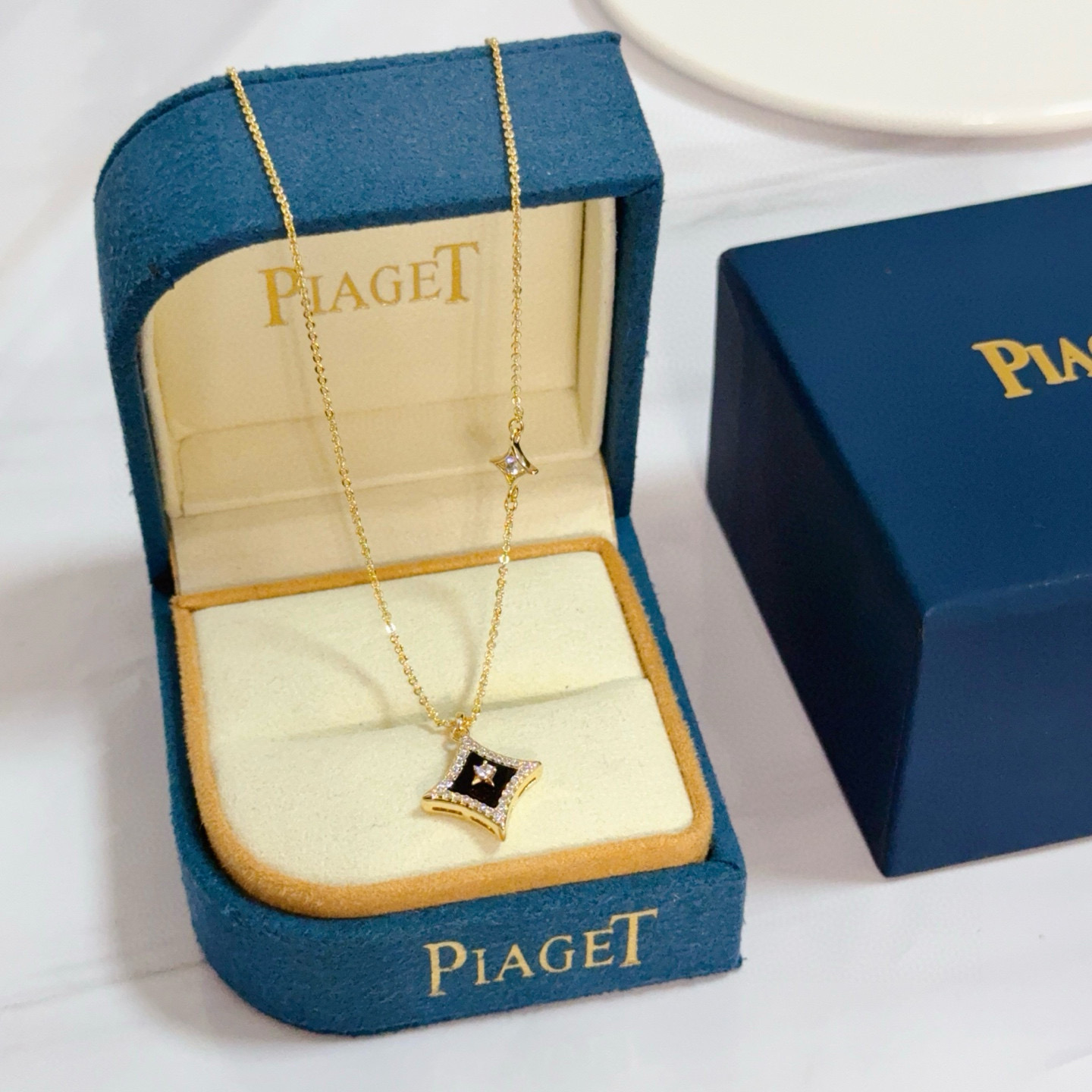 Piaget Possession Star Pendant necklace Yellow gold black onyx clear diamond 42cm
