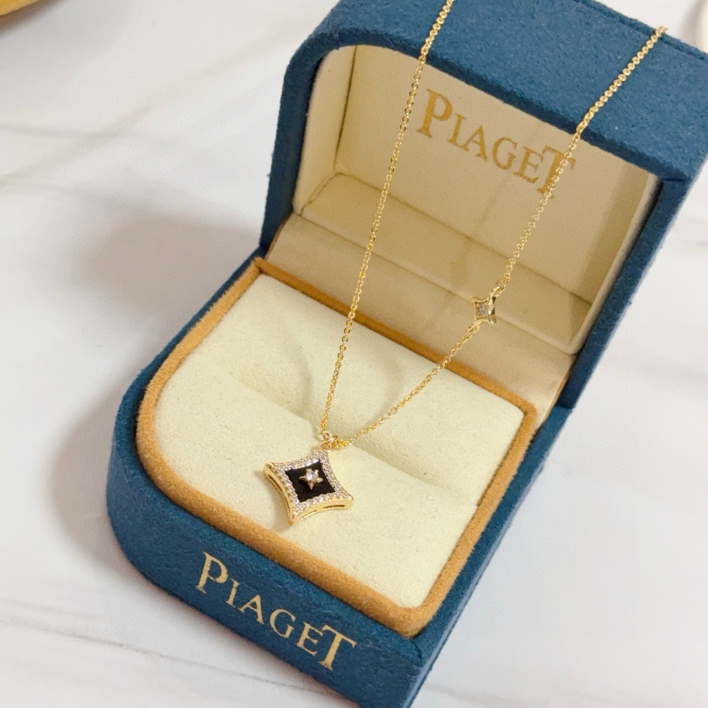 Piaget Possession Star Pendant necklace Yellow gold black onyx clear diamond 42cm