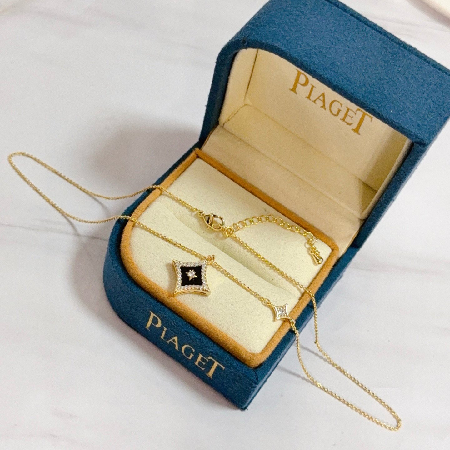 Piaget Possession Star Pendant necklace Yellow gold black onyx clear diamond 42cm
