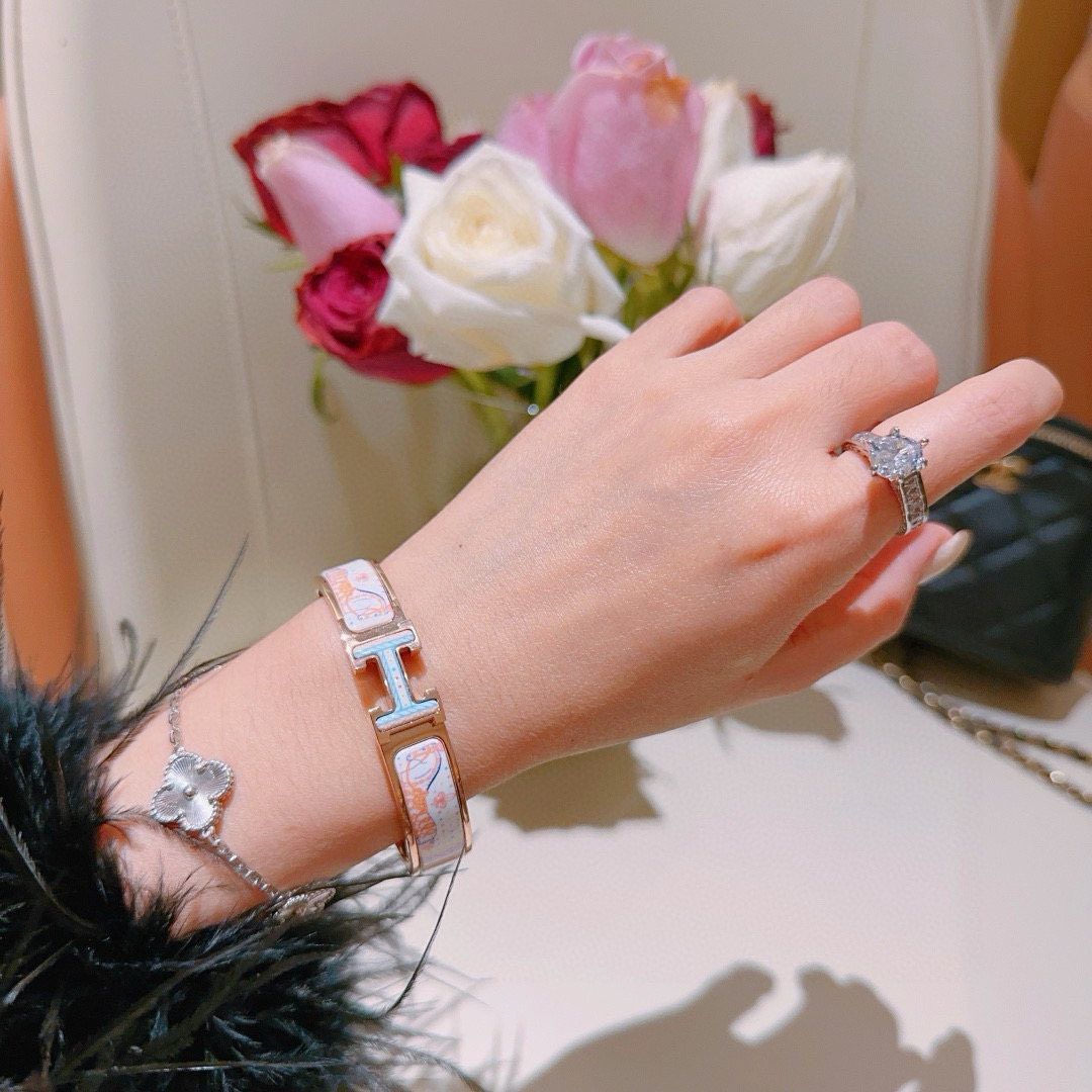 Bracciale Hermes Clic H in metallo placcato oro rosa con stravagante stampa cavallo multicolore in smalto bianco PM
