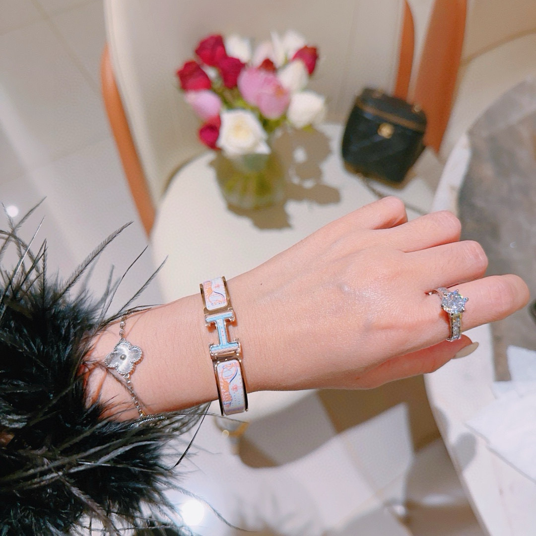 Bracciale Hermes Clic H in metallo placcato oro rosa con stravagante stampa cavallo multicolore in smalto bianco PM
