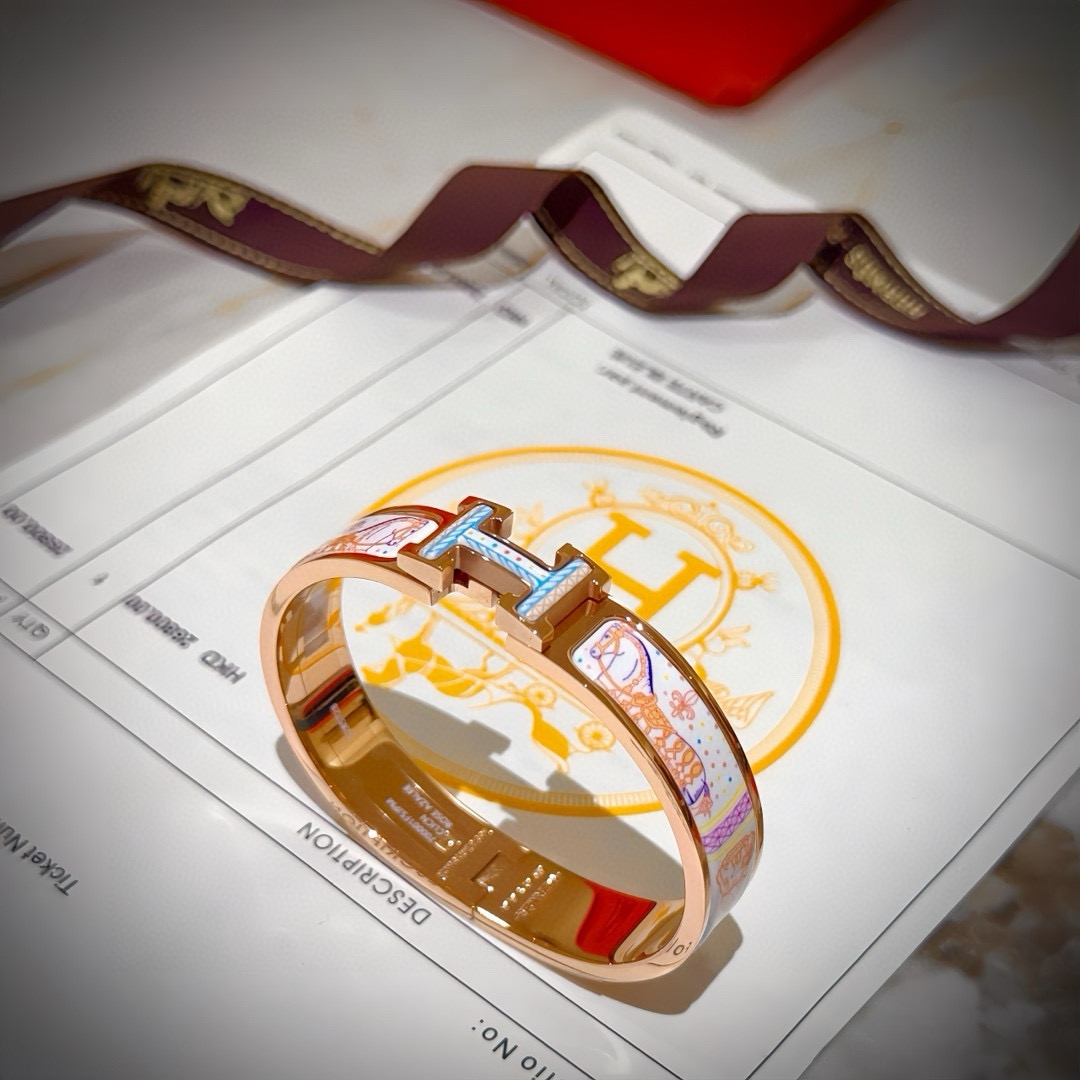 Bracciale Hermes Clic H in metallo placcato oro rosa con stravagante stampa cavallo multicolore in smalto bianco PM