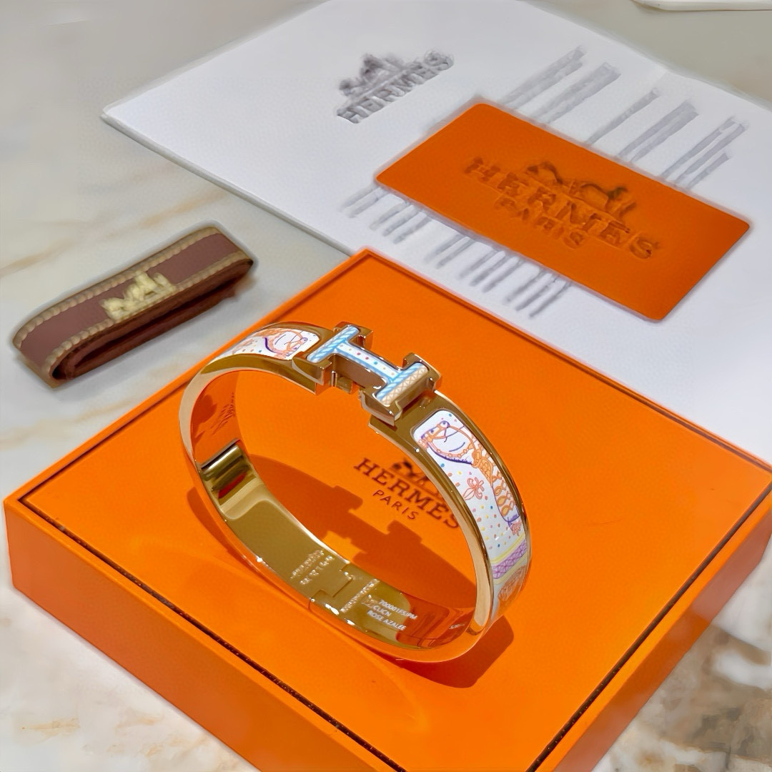 Bracciale Hermes Clic H in metallo placcato oro rosa con stravagante stampa cavallo multicolore in smalto bianco PM