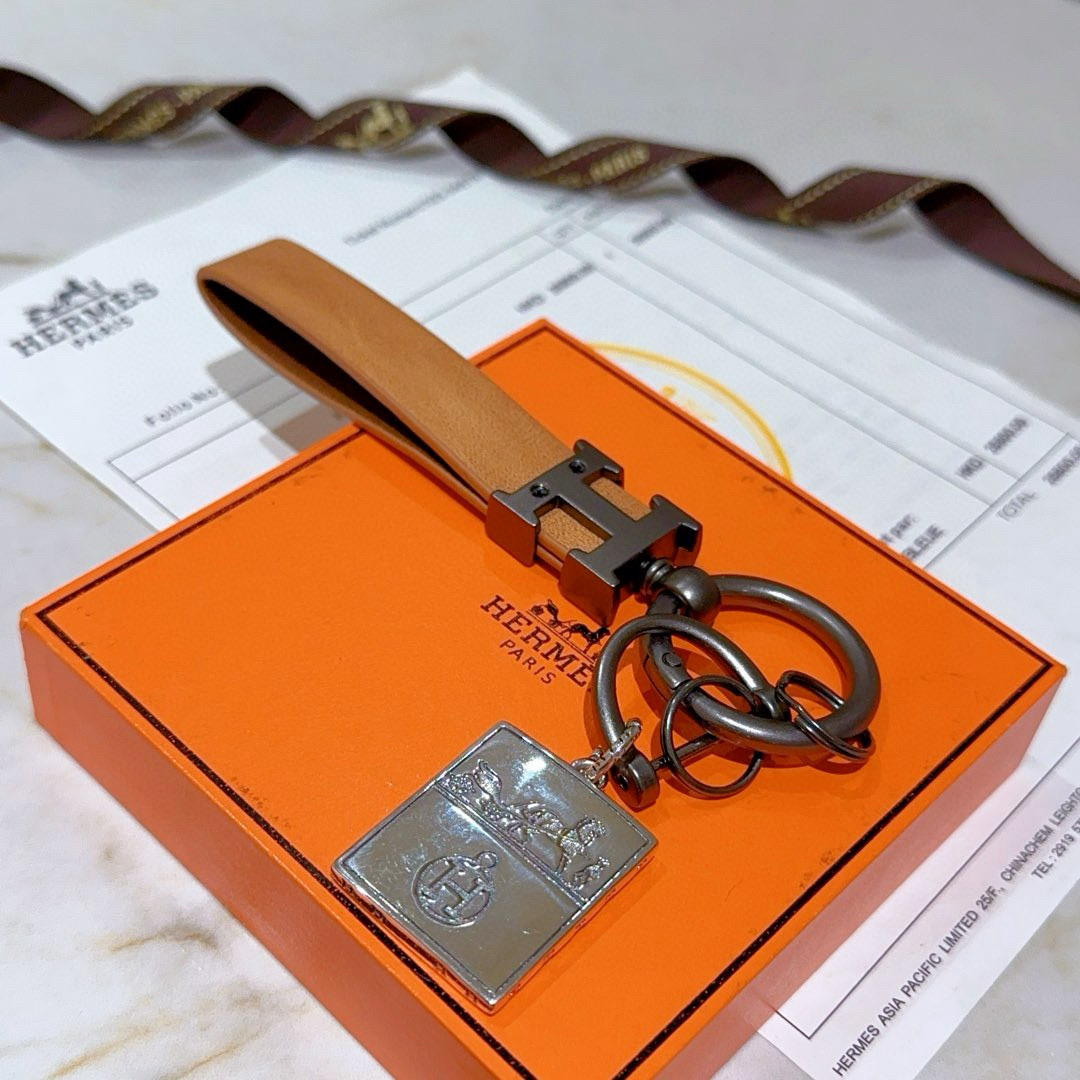 Ciondolo portachiavi in ​​pelle Hermes H Logo Pelle marrone chiaro canna di fucile metallo argento 12 cm