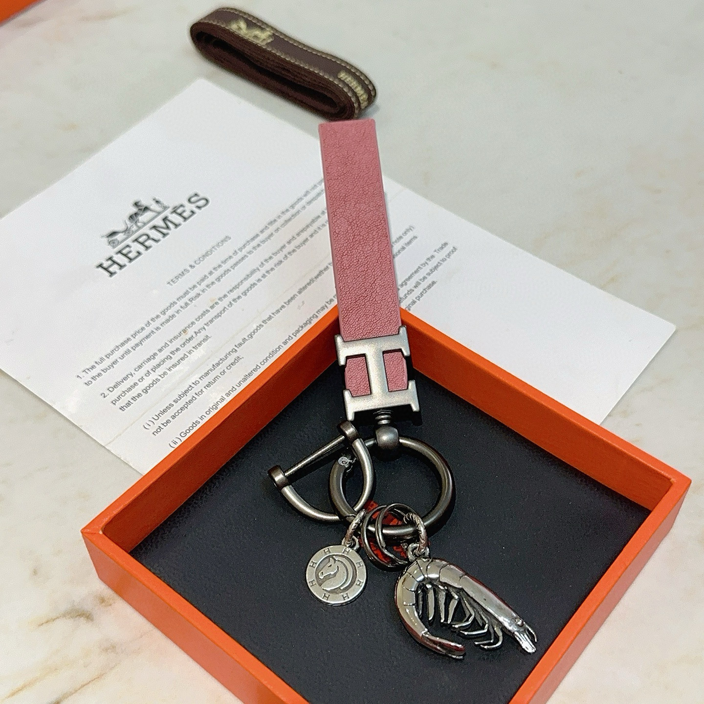 Hermes H Logo Shrimp Charm Llavero colgante Gunmetal metal plateado cuero rosa empolvado dije de camarón plateado medallón de caballo plateado 10 cm