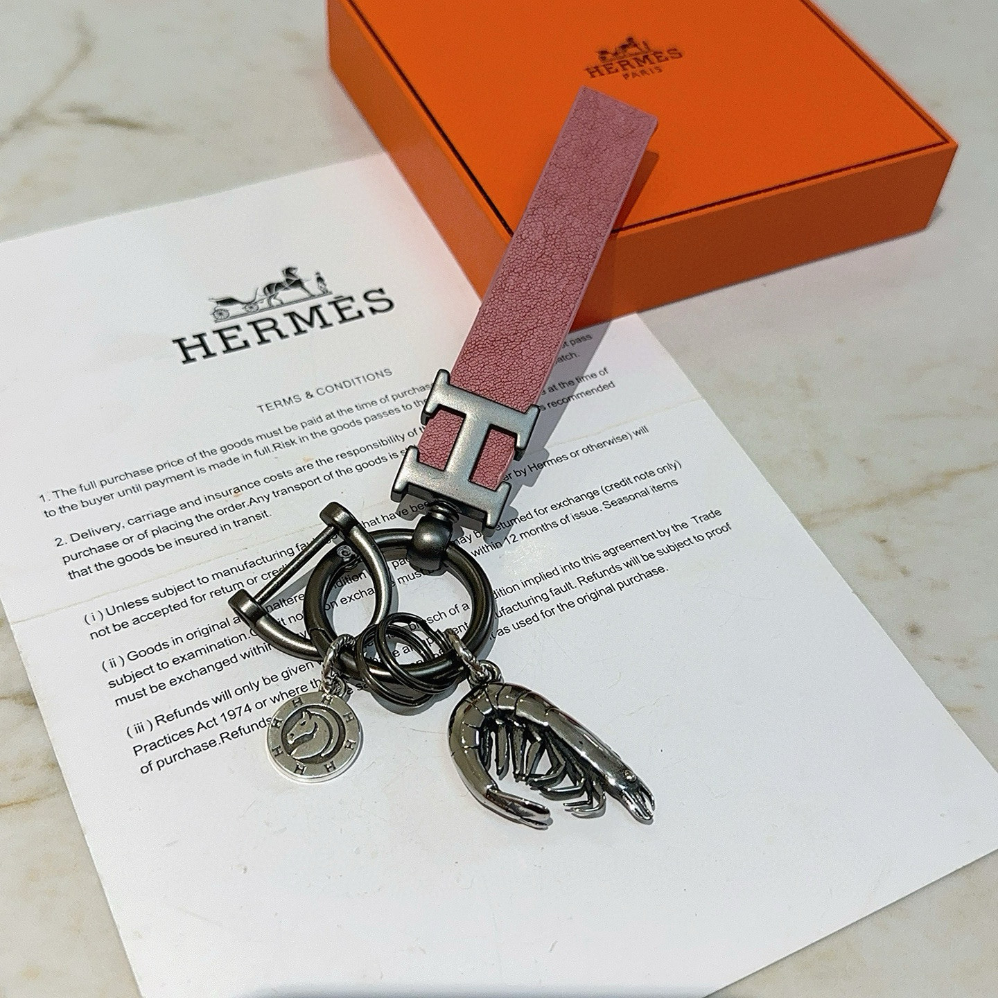 Hermes H Logo Shrimp Charm Llavero colgante Gunmetal metal plateado cuero rosa empolvado dije de camarón plateado medallón de caballo plateado 10 cm