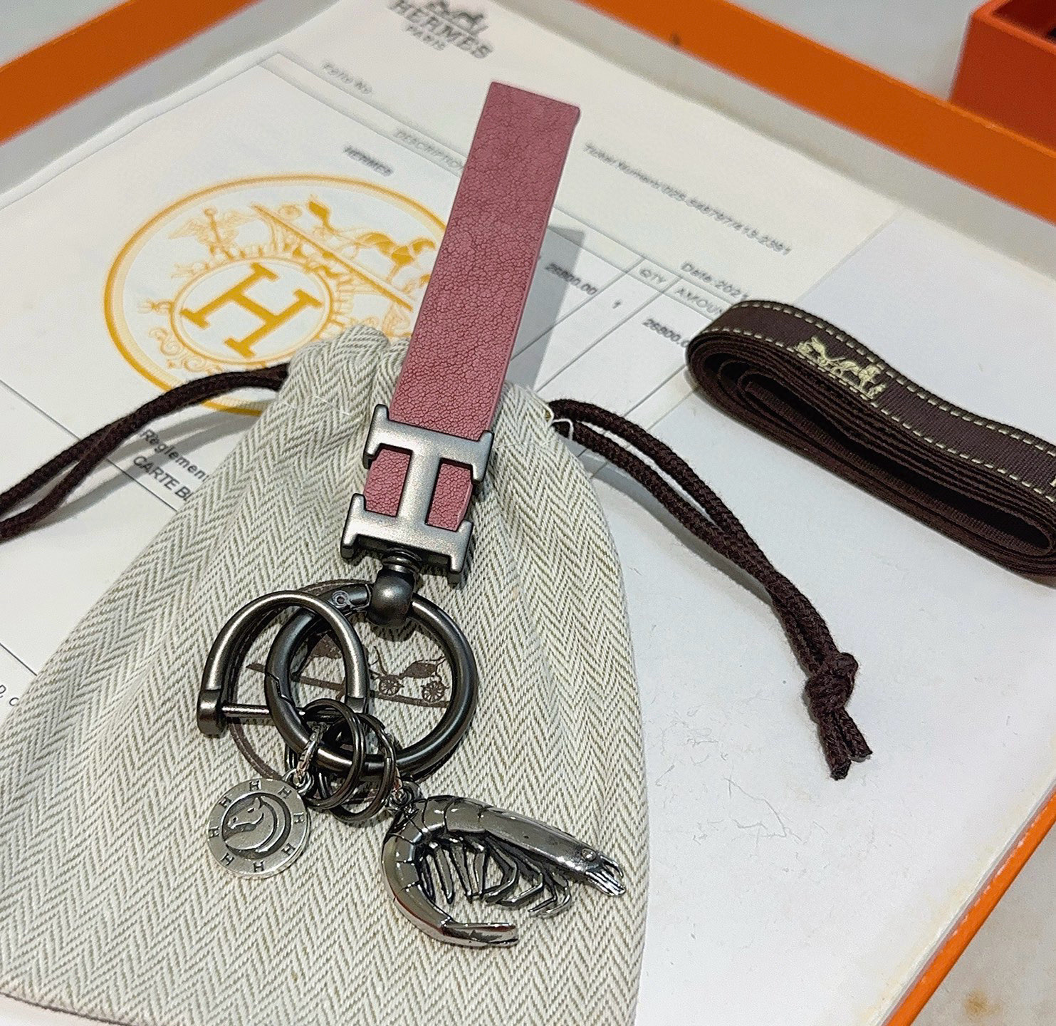 Hermes H Logo Shrimp Charm Llavero colgante Gunmetal metal plateado cuero rosa empolvado dije de camarón plateado medallón de caballo plateado 10 cm