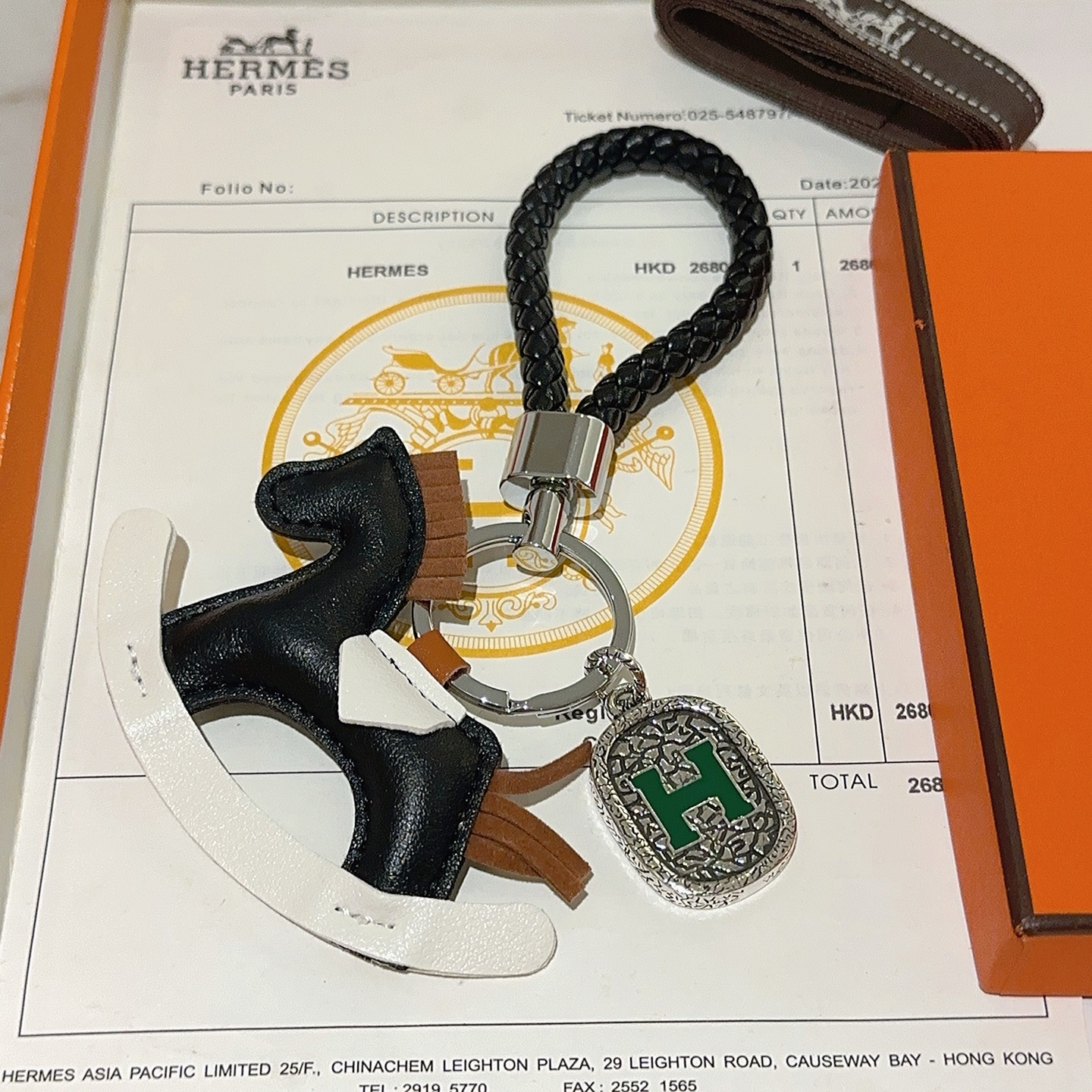 Ciondolo portachiavi con logo Hermes Cavallo a dondolo H Pelle intrecciata nera metallo argentato ciondolo in pelle marrone bianco nero smalto verde Dettaglio H lunghezza totale 10 cm