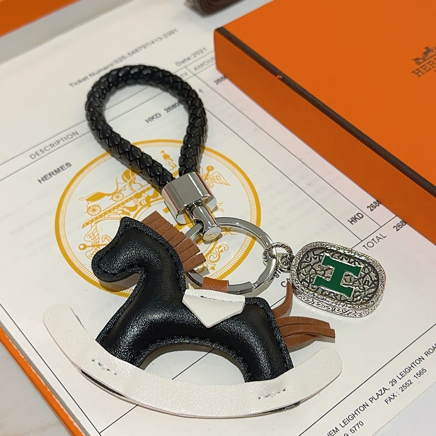 Ciondolo portachiavi con logo Hermes Cavallo a dondolo H Pelle intrecciata nera metallo argentato ciondolo in pelle marrone bianco nero smalto verde Dettaglio H lunghezza totale 10 cm