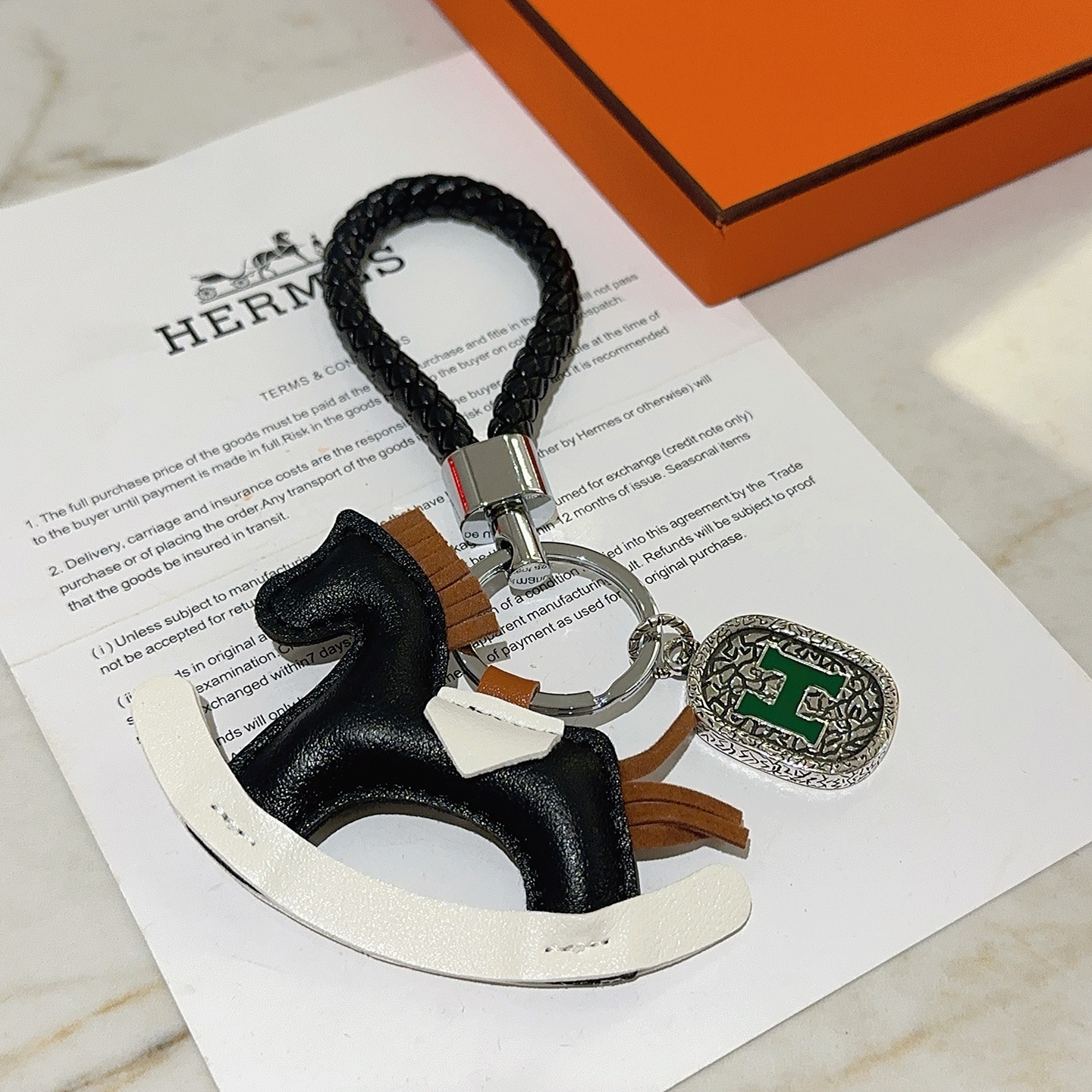 Ciondolo portachiavi con logo Hermes Cavallo a dondolo H Pelle intrecciata nera metallo argentato ciondolo in pelle marrone bianco nero smalto verde Dettaglio H lunghezza totale 10 cm