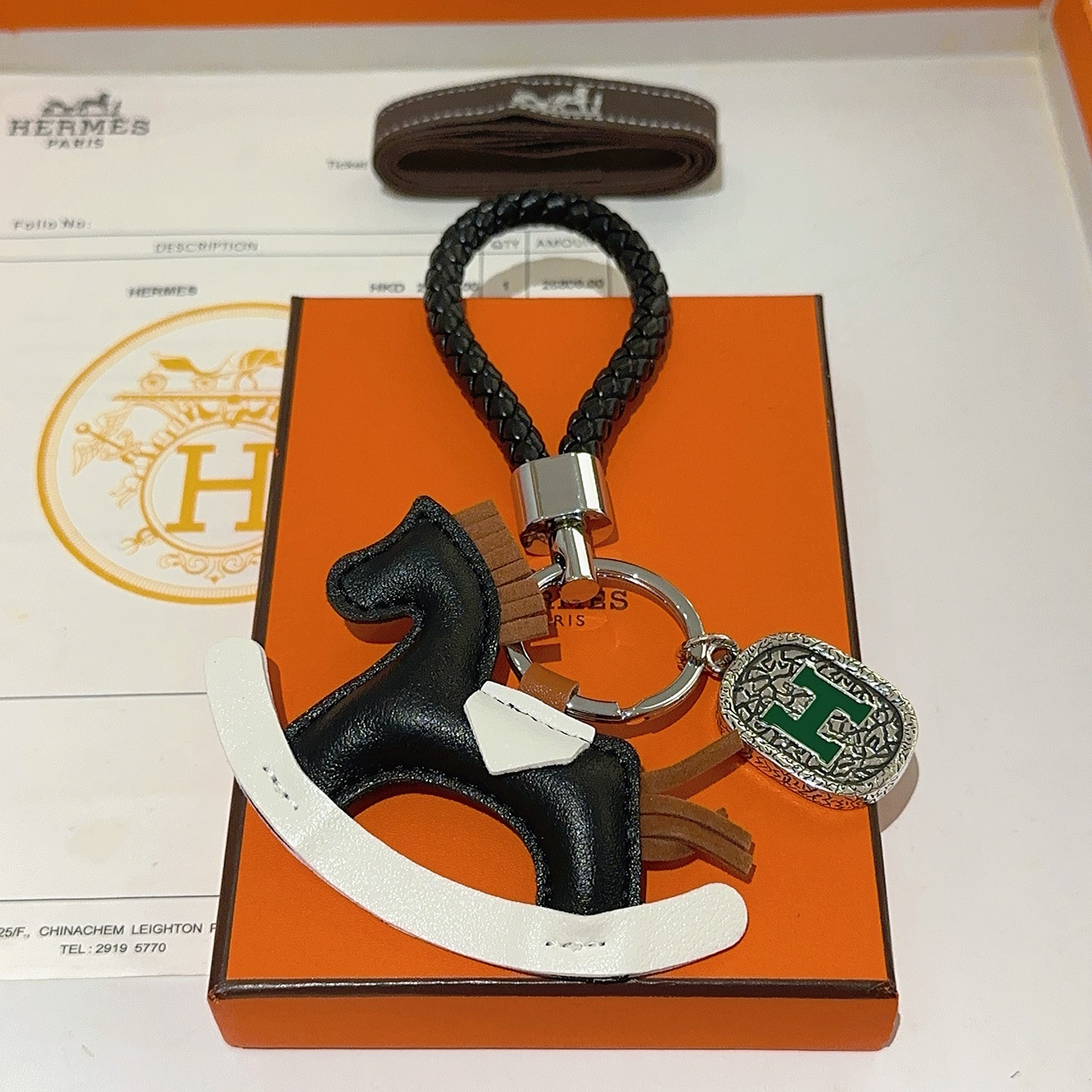 Ciondolo portachiavi con logo Hermes Cavallo a dondolo H Pelle intrecciata nera metallo argentato ciondolo in pelle marrone bianco nero smalto verde Dettaglio H lunghezza totale 10 cm