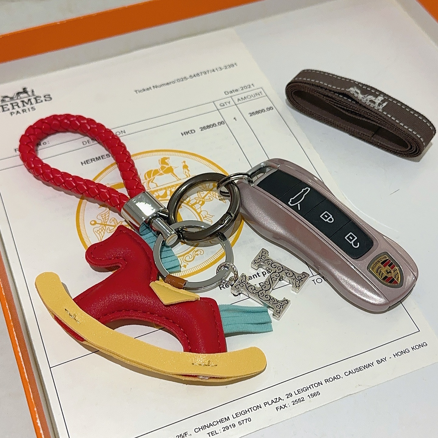 Hermes Rocking Horse H Charm Llavero colgante Cuero trenzado rojo metal plateado cuero multicolor rojo amarillo azul claro Correa trenzada de 10 cm