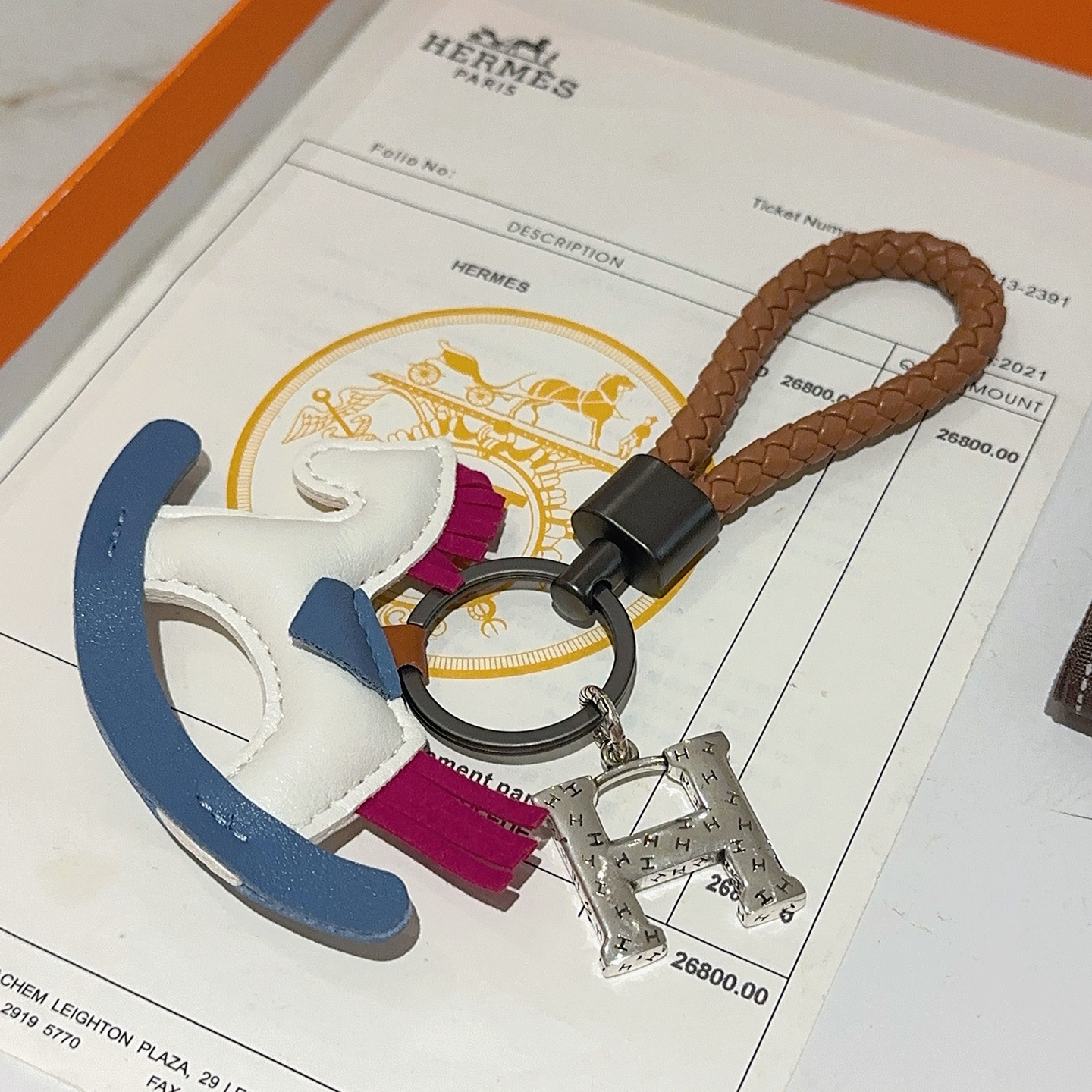 Hermes Rocking Horse H Charm Llavero colgante Correa de cuero trenzado marrón herrajes bronce de cañón Charm de caballo mecedora de cuero blanco azul fucsia Encanto de H en tono plateado 10 cm de longitud total