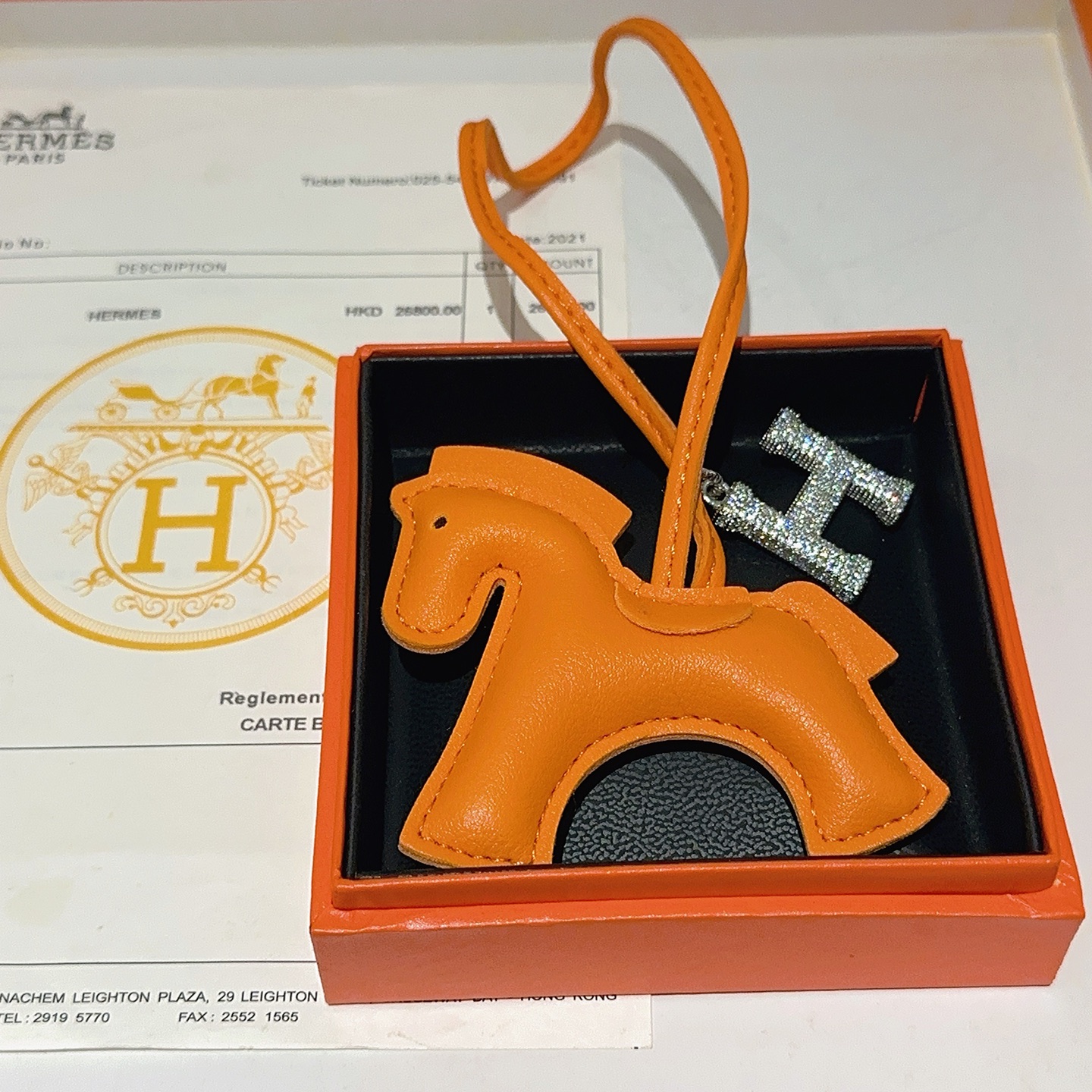 Ciondolo per borsa Hermes Rodeo Horse con pendente Pave H. Pelle arancione, metallo argentato con cristalli trasparenti, lunghezza del cinturino di 12 cm.