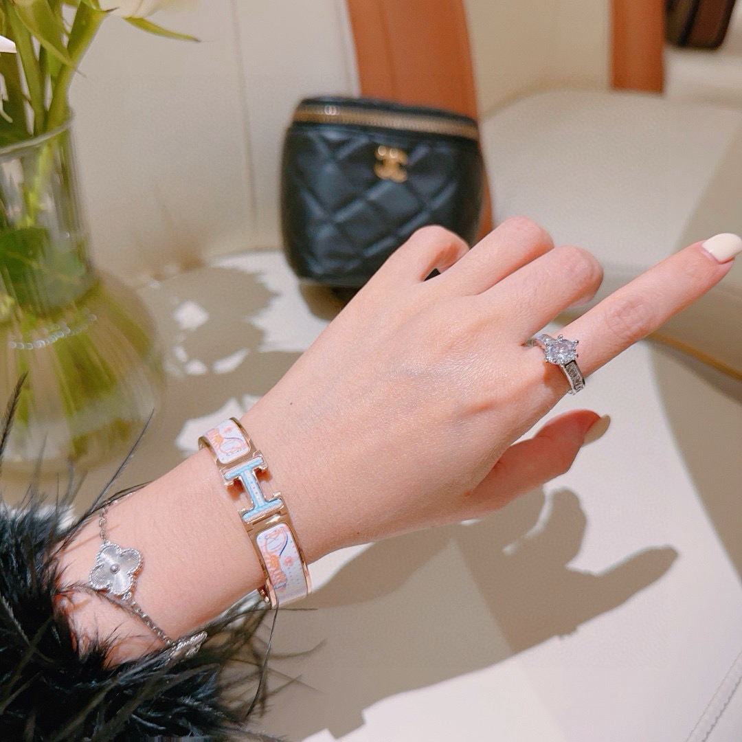 Bracciale Hermes Clic H in metallo oro rosa con stravagante smalto multicolore con stampa di cavalli PM