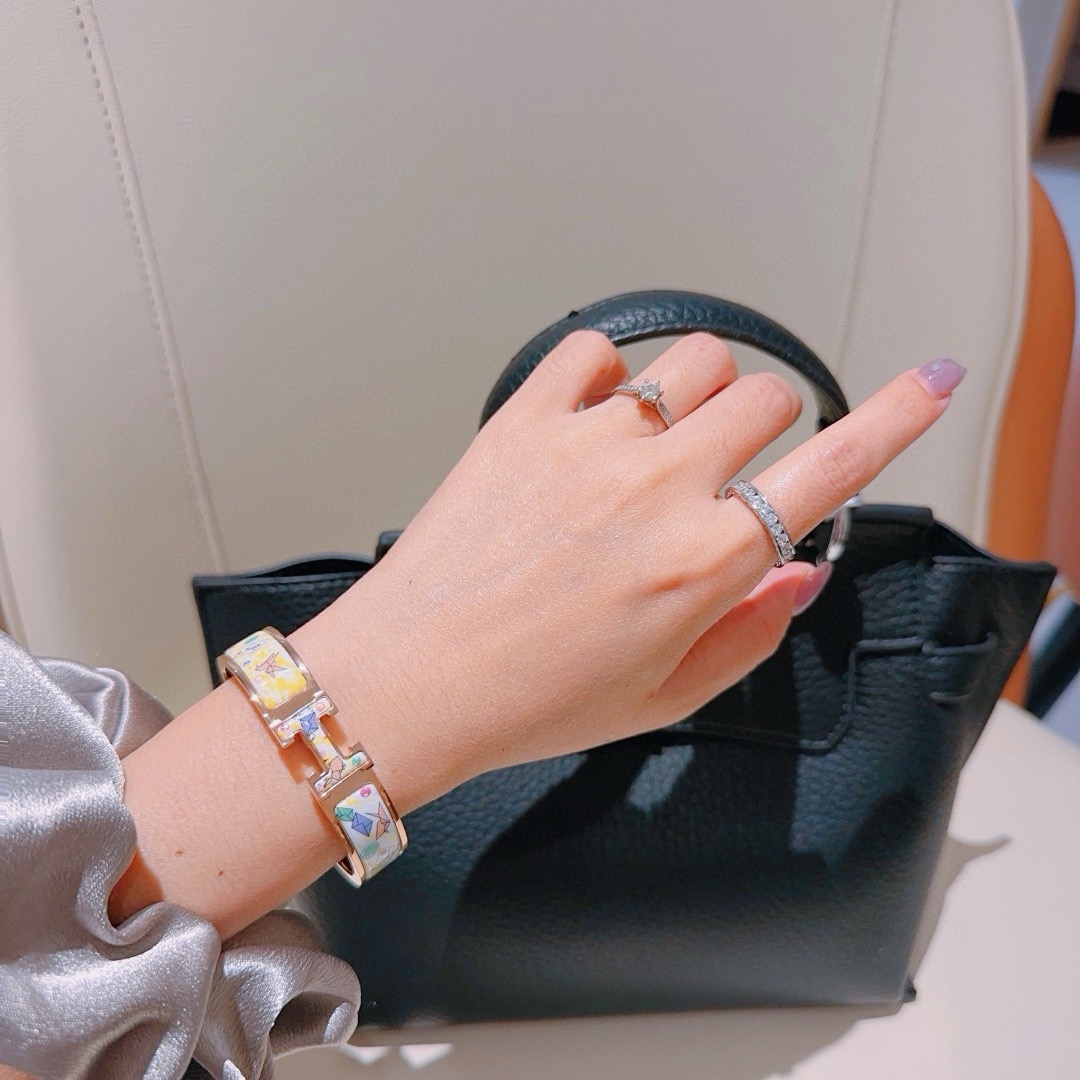 Pulseira Hermes Clic H Metal banhado a ouro rosa com esmalte branco e amarelo com estampa de origami multicolor PM