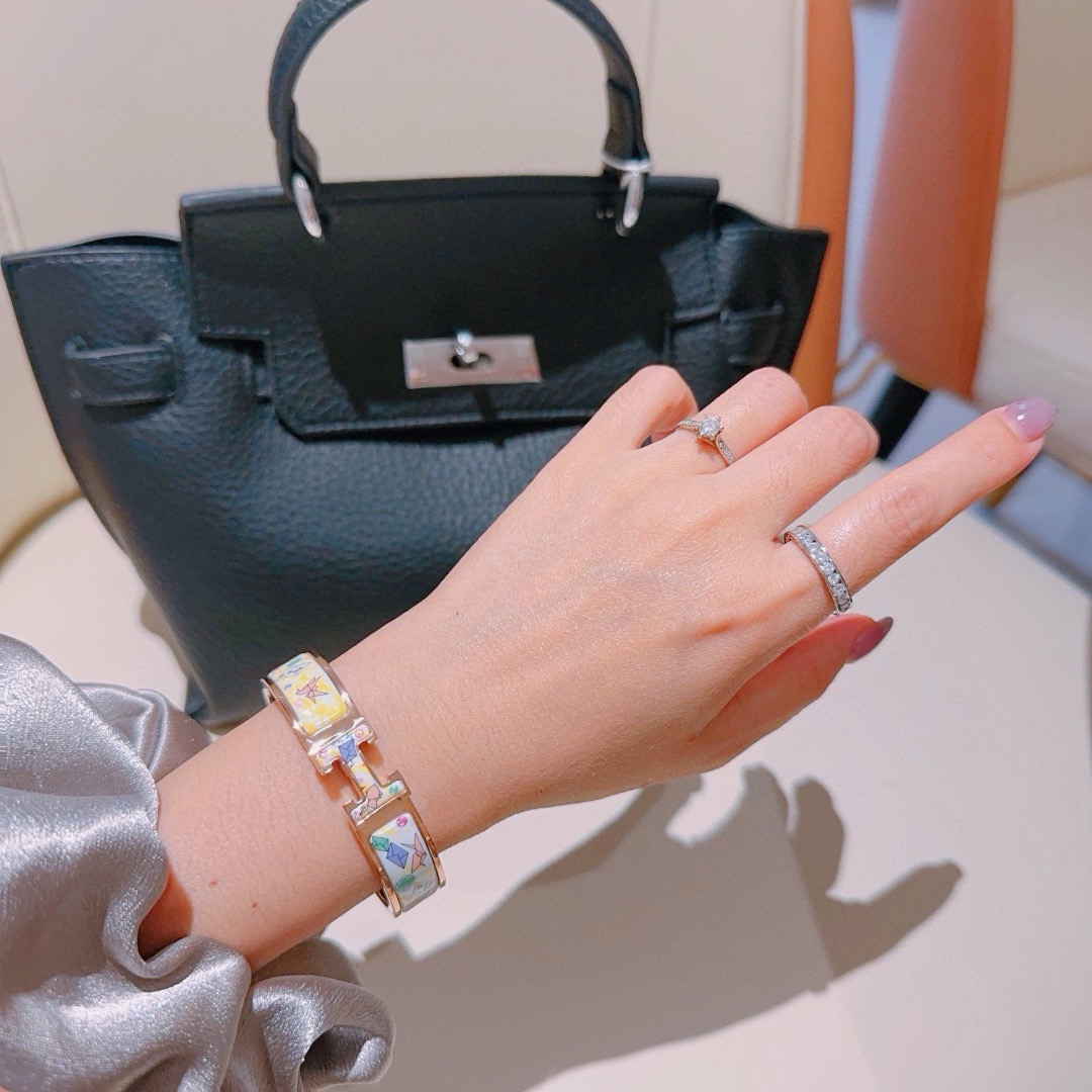 Pulseira Hermes Clic H Metal banhado a ouro rosa com esmalte branco e amarelo com estampa de origami multicolor PM
