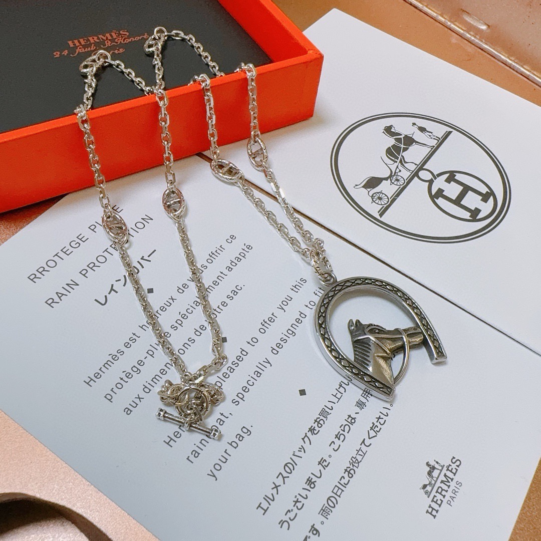 Collana Hermes con ciondolo testa di cavallo a ferro di cavallo in metallo color argento antico con dettagli ossidati scuri 60 cm