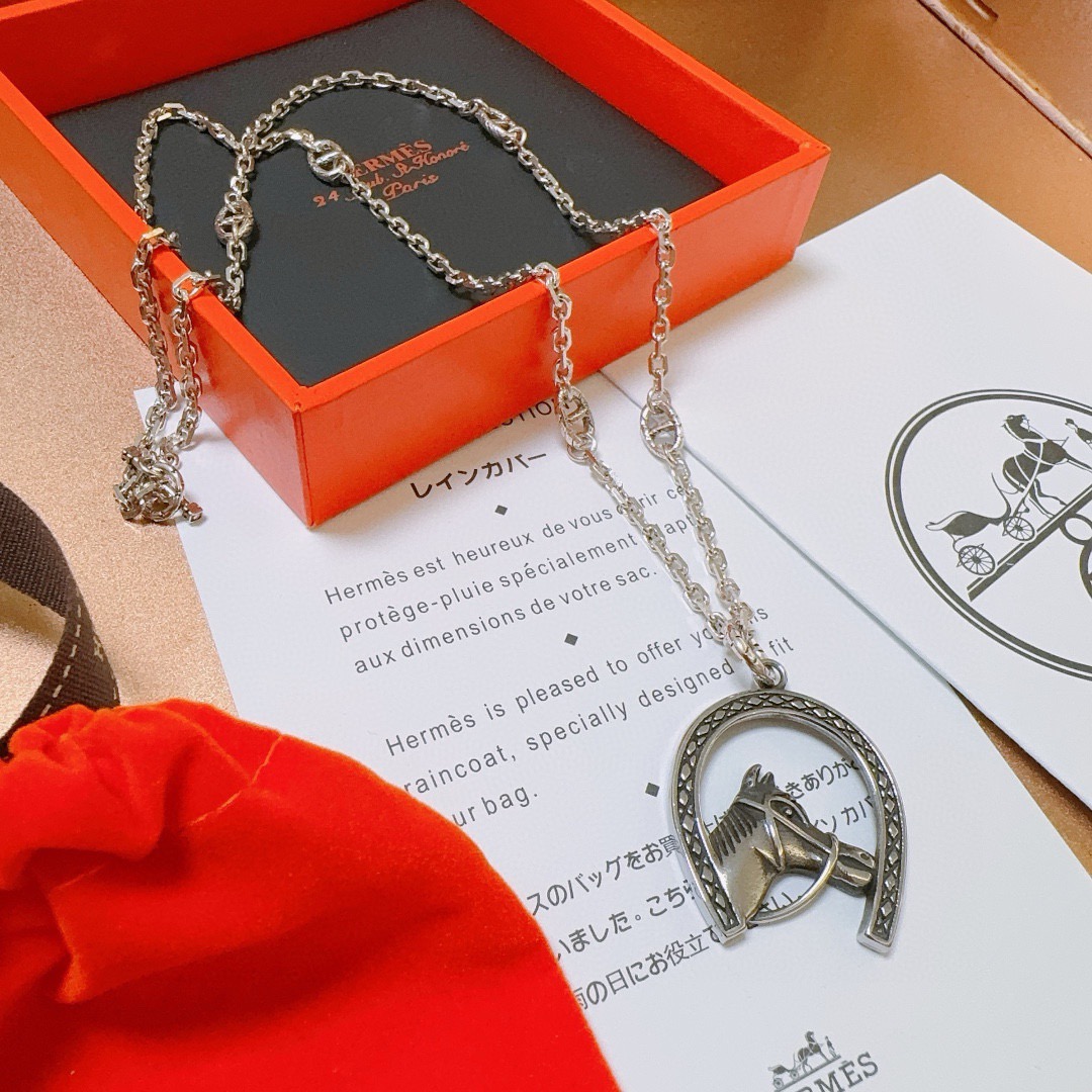 Collana Hermes con ciondolo testa di cavallo a ferro di cavallo in metallo color argento antico con dettagli ossidati scuri 60 cm