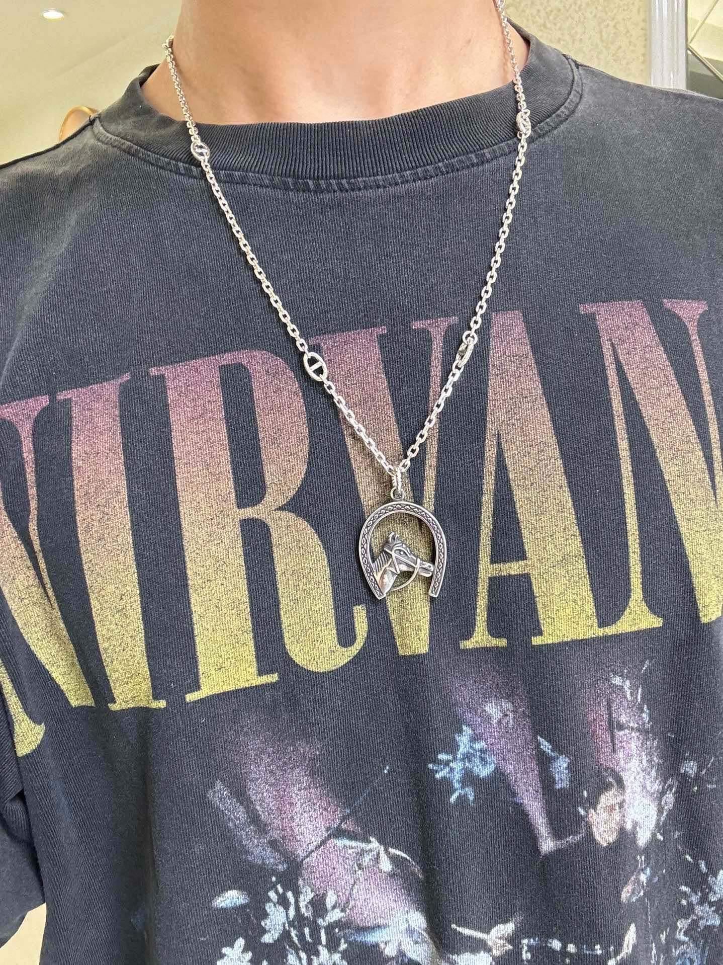 Collana Hermes con ciondolo testa di cavallo a ferro di cavallo in metallo color argento antico con dettagli ossidati scuri 60 cm