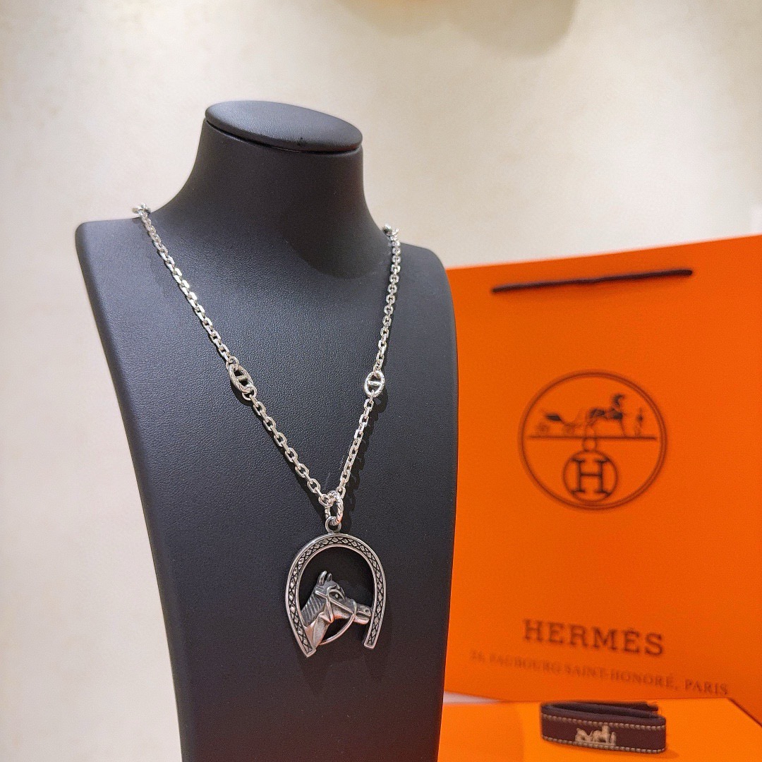 Collana Hermes con ciondolo testa di cavallo a ferro di cavallo in metallo color argento antico con dettagli ossidati scuri 60 cm