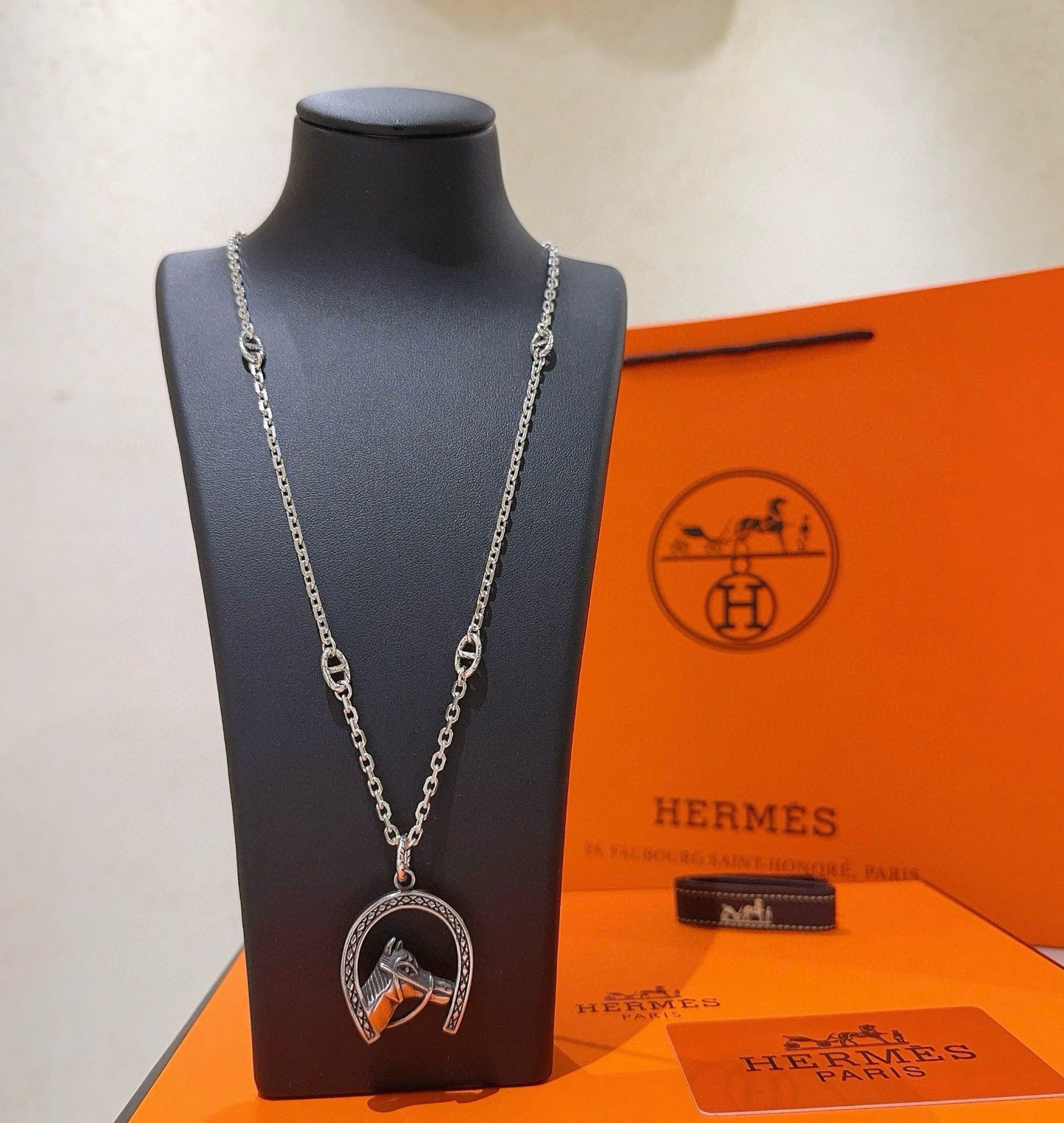 Collana Hermes con ciondolo testa di cavallo a ferro di cavallo in metallo color argento antico con dettagli ossidati scuri 60 cm