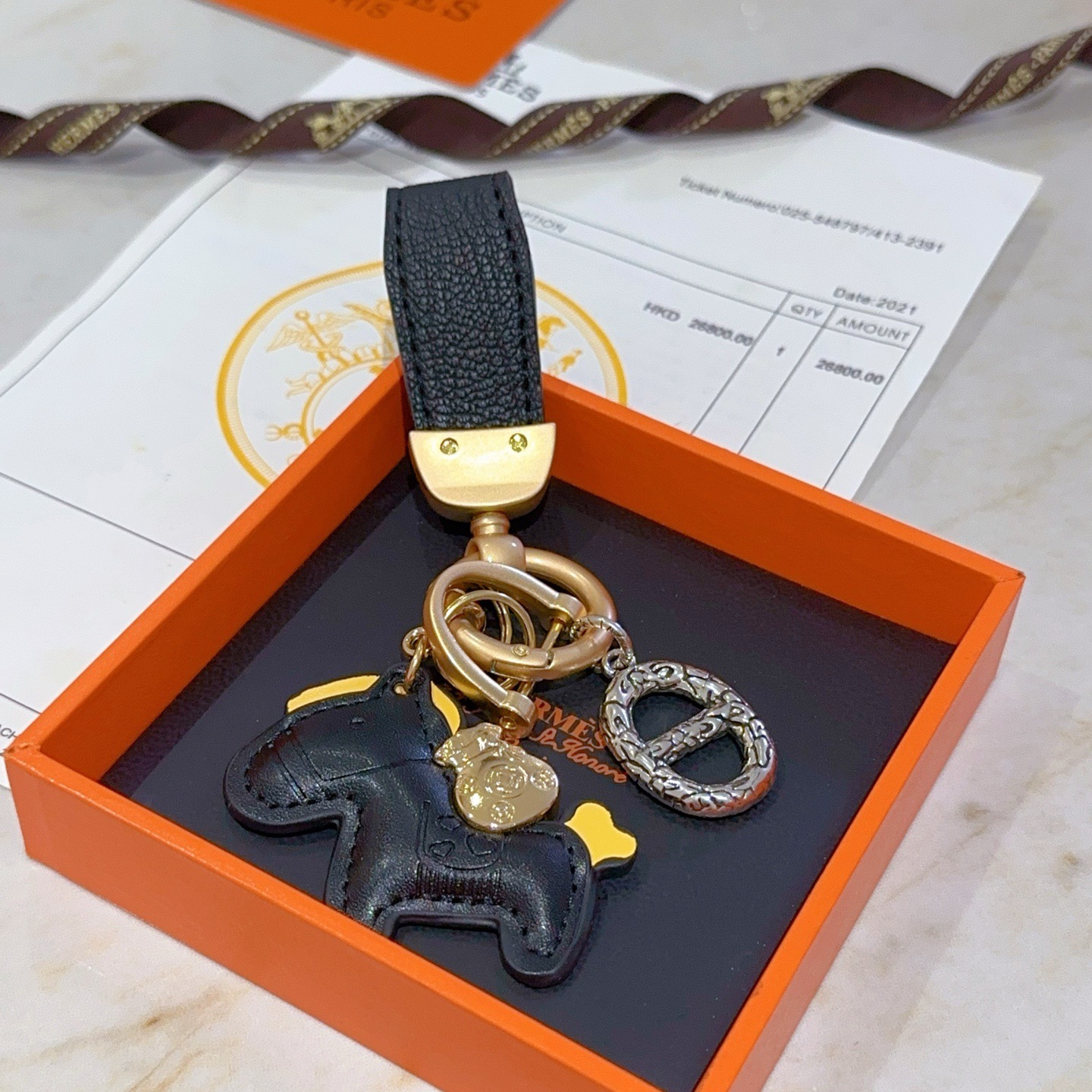 Ciondolo portachiavi Hermes Rodeo Horse Charm Pelle nera con accenti gialli Hardware in metallo color oro e argento Lunghezza totale 10 cm