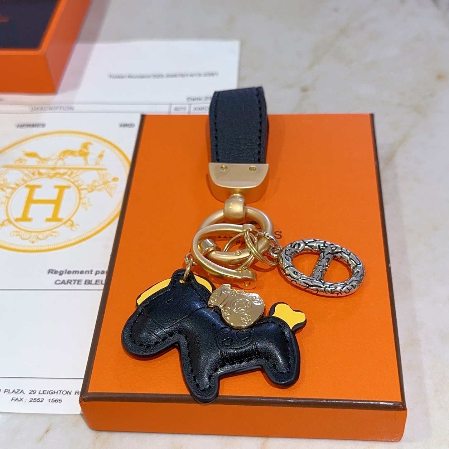 Ciondolo portachiavi Hermes Rodeo Horse Charm Pelle nera con accenti gialli Hardware in metallo color oro e argento Lunghezza totale 10 cm
