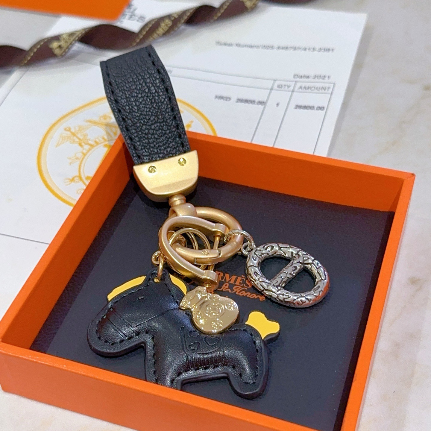 Ciondolo portachiavi Hermes Rodeo Horse Charm Pelle nera con accenti gialli Hardware in metallo color oro e argento Lunghezza totale 10 cm