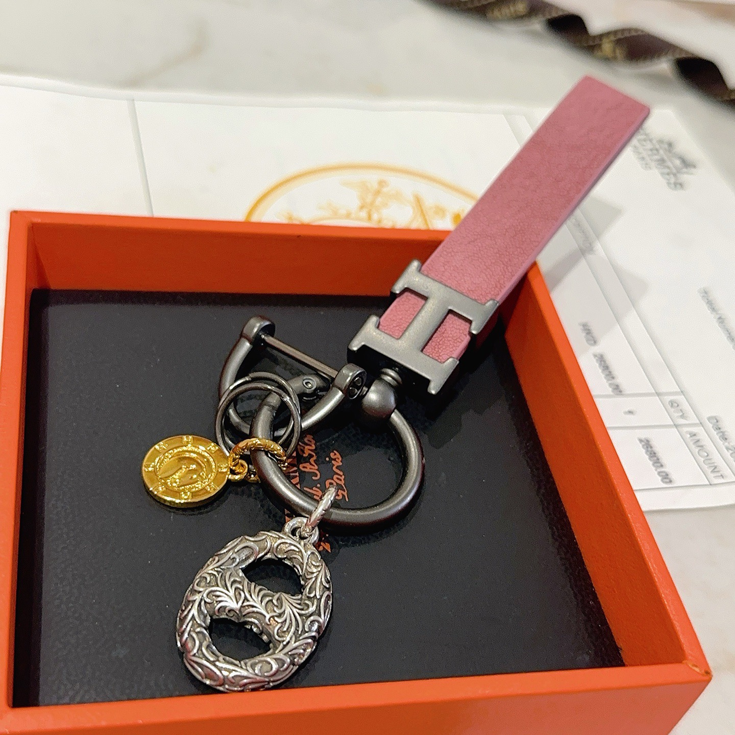 Hermes H Strap Key Charm colgante Herrajes de cuero rosa bronce dije de moneda en tono dorado dije de cadena de ancla grabado en tono plateado 10 cm