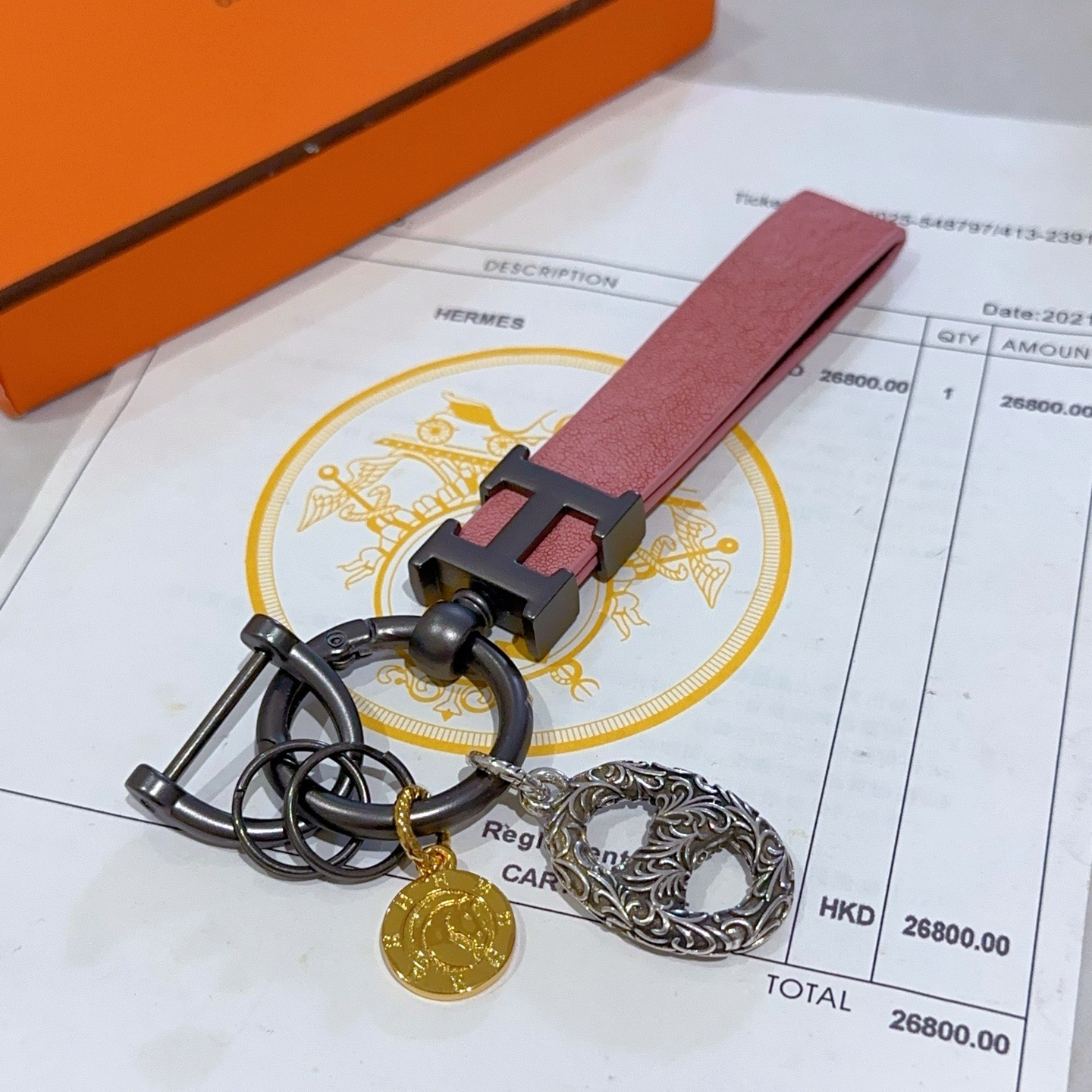 Hermes H Strap Key Charm colgante Herrajes de cuero rosa bronce dije de moneda en tono dorado dije de cadena de ancla grabado en tono plateado 10 cm