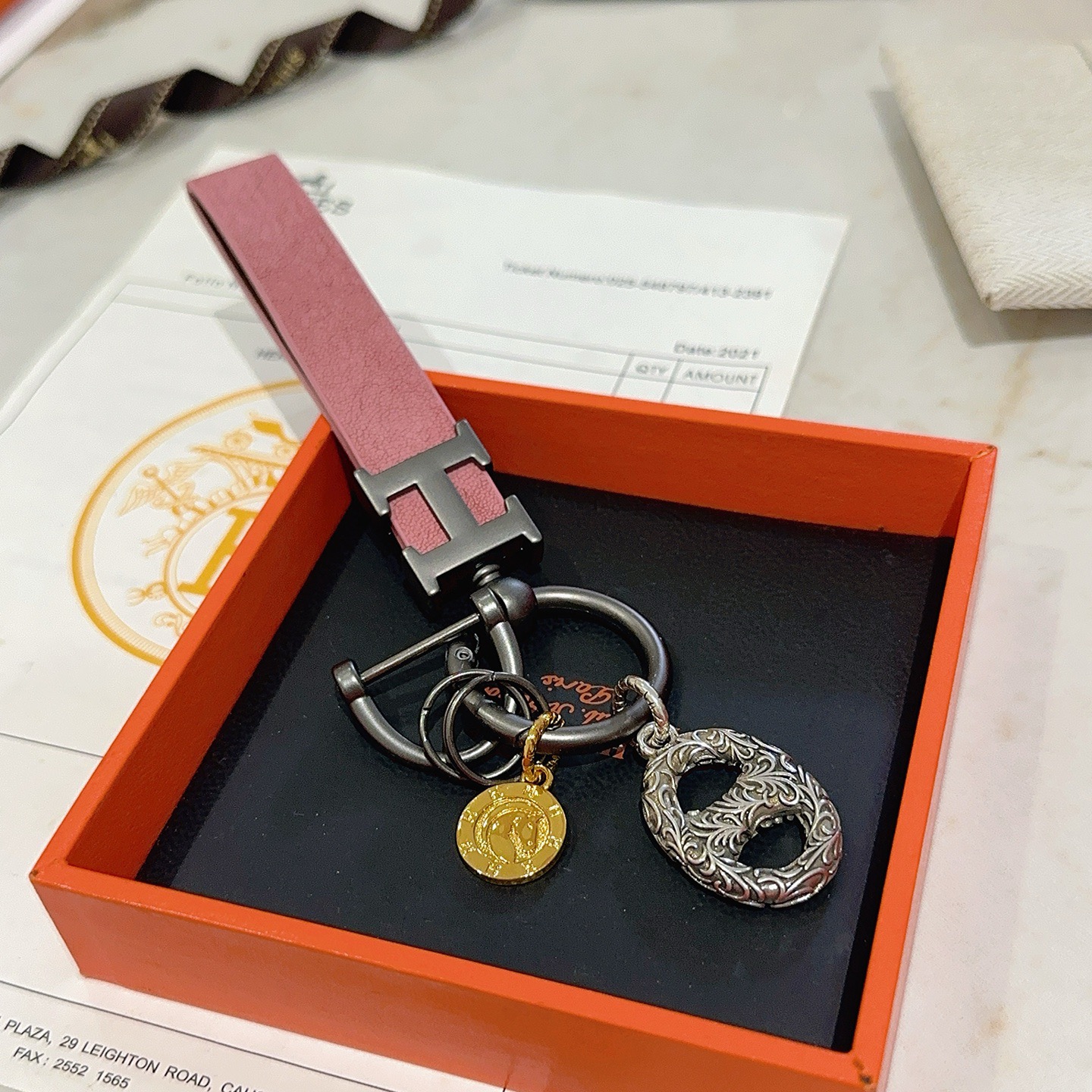 Hermes H Strap Key Charm colgante Herrajes de cuero rosa bronce dije de moneda en tono dorado dije de cadena de ancla grabado en tono plateado 10 cm