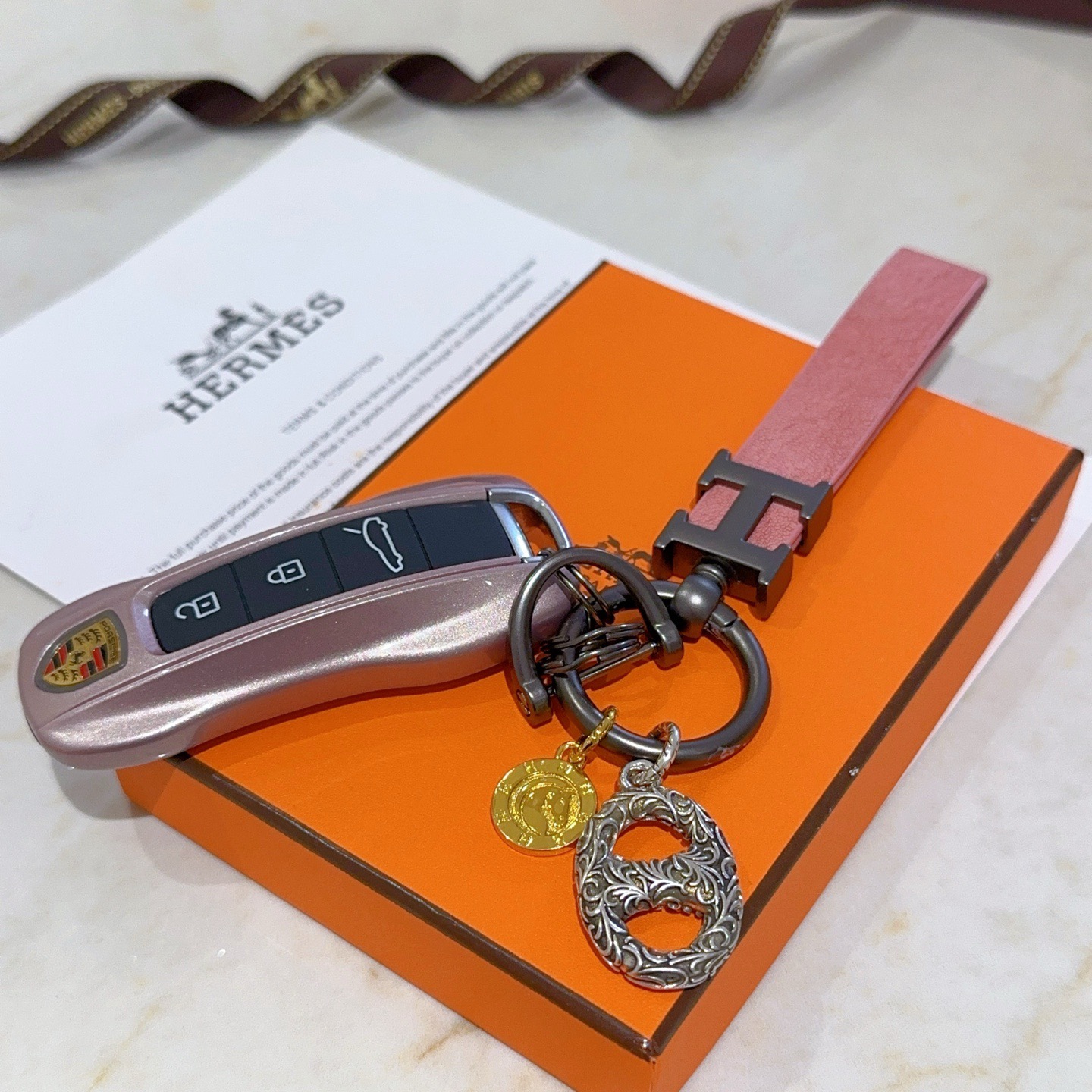 Hermes H Strap Key Charm colgante Herrajes de cuero rosa bronce dije de moneda en tono dorado dije de cadena de ancla grabado en tono plateado 10 cm