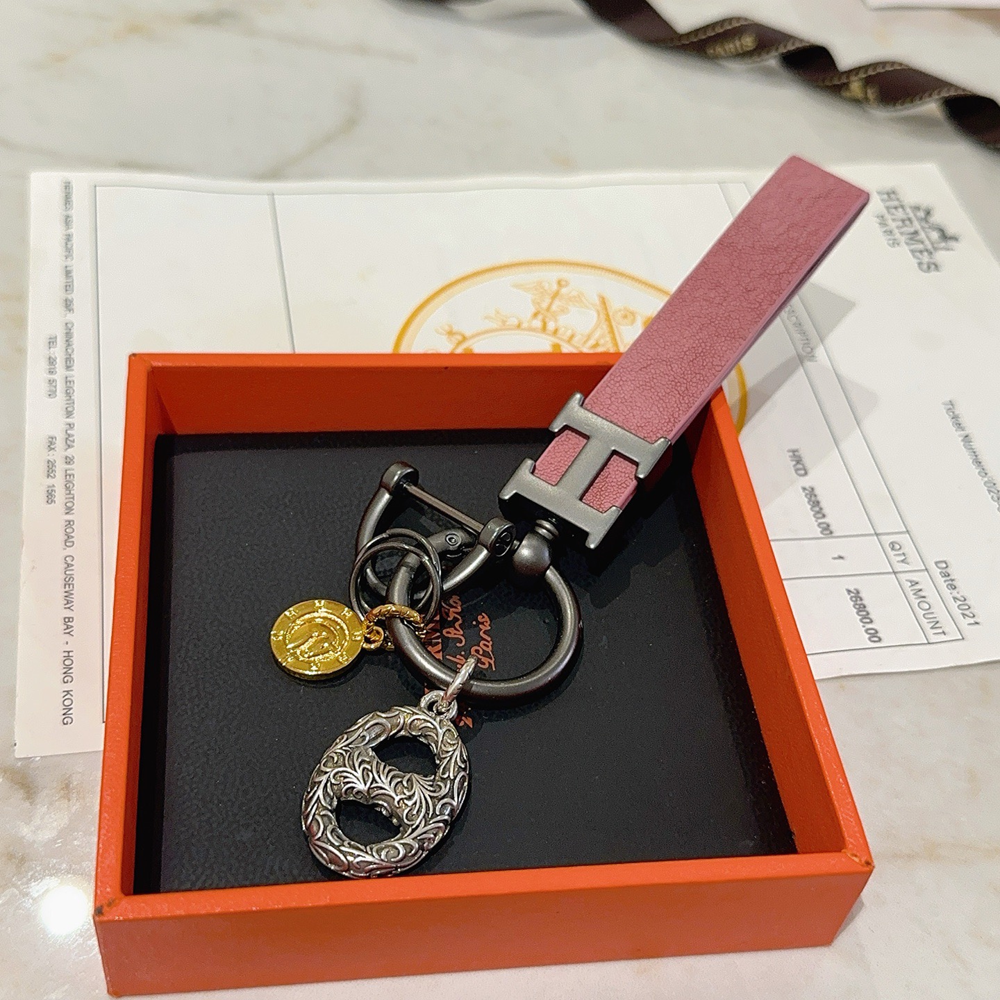 Hermes H Strap Key Charm colgante Herrajes de cuero rosa bronce dije de moneda en tono dorado dije de cadena de ancla grabado en tono plateado 10 cm