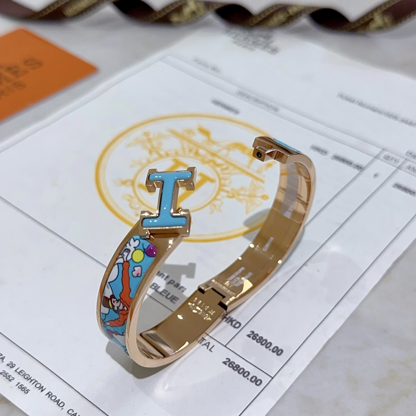 Bracciale Hermes Clic Clac H Metallo placcato oro rosa con smalto azzurro con stampa cartoon multicolor PM