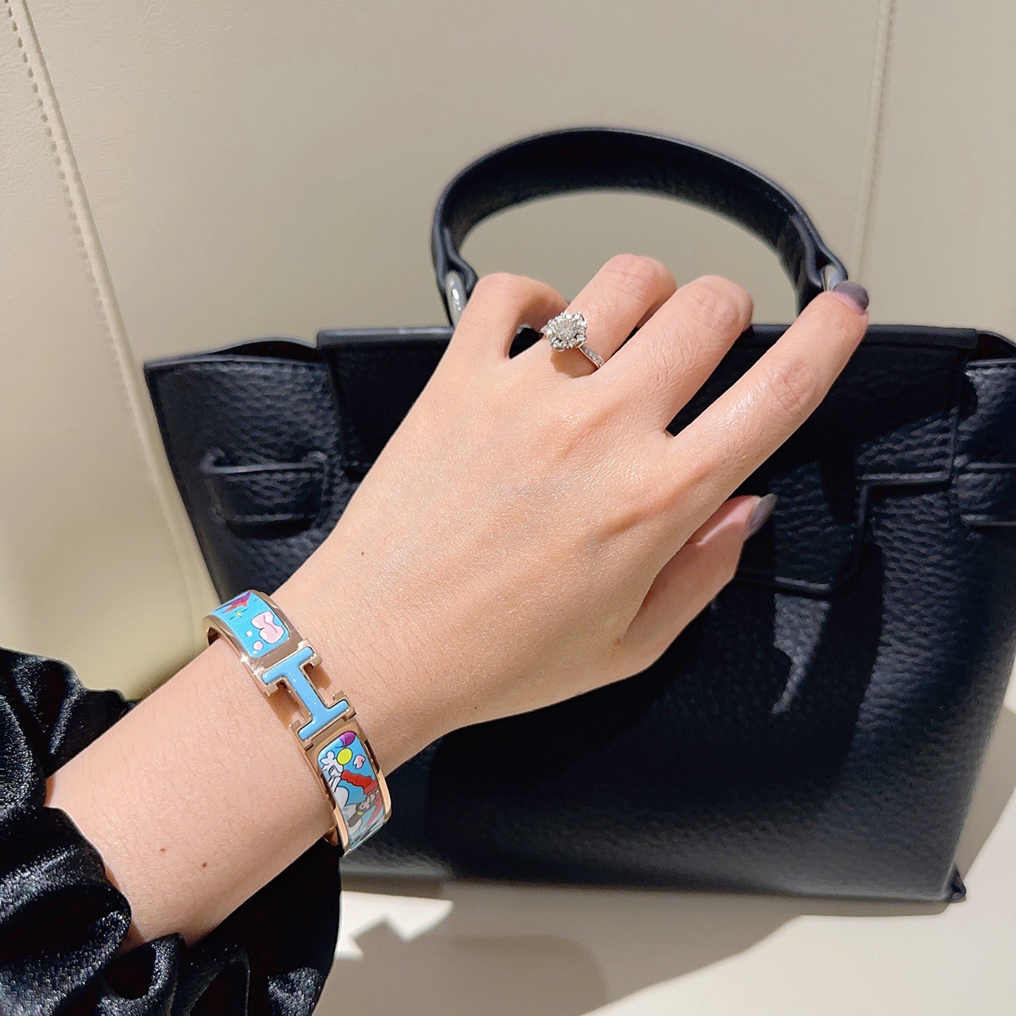 Bracciale Hermes Clic Clac H Metallo placcato oro rosa con smalto azzurro con stampa cartoon multicolor PM
