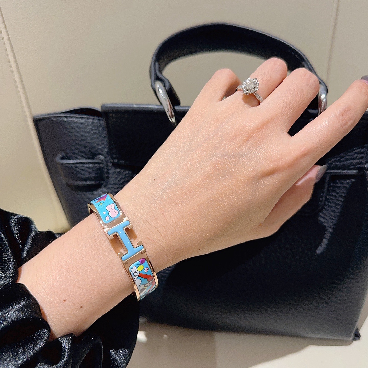 Bracciale Hermes Clic Clac H Metallo placcato oro rosa con smalto azzurro con stampa cartoon multicolor PM