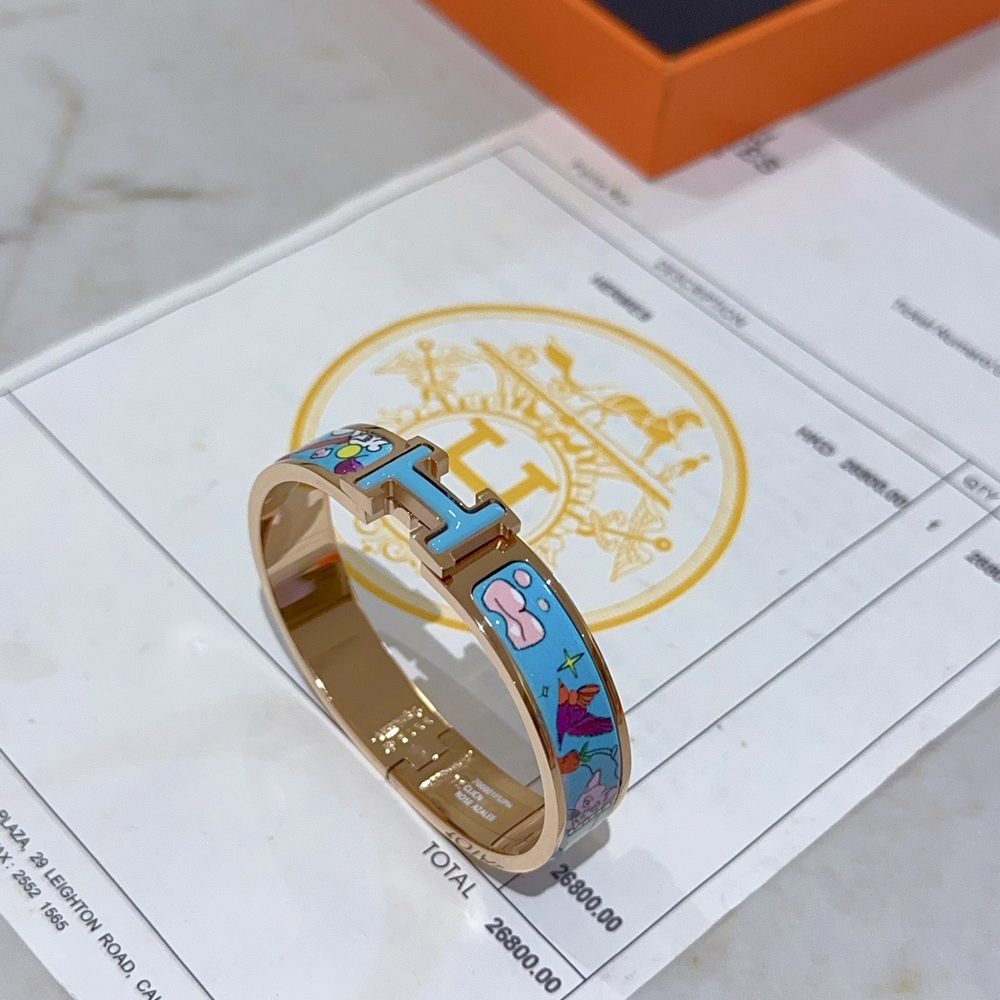 Bracciale Hermes Clic Clac H Metallo placcato oro rosa con smalto azzurro con stampa cartoon multicolor PM