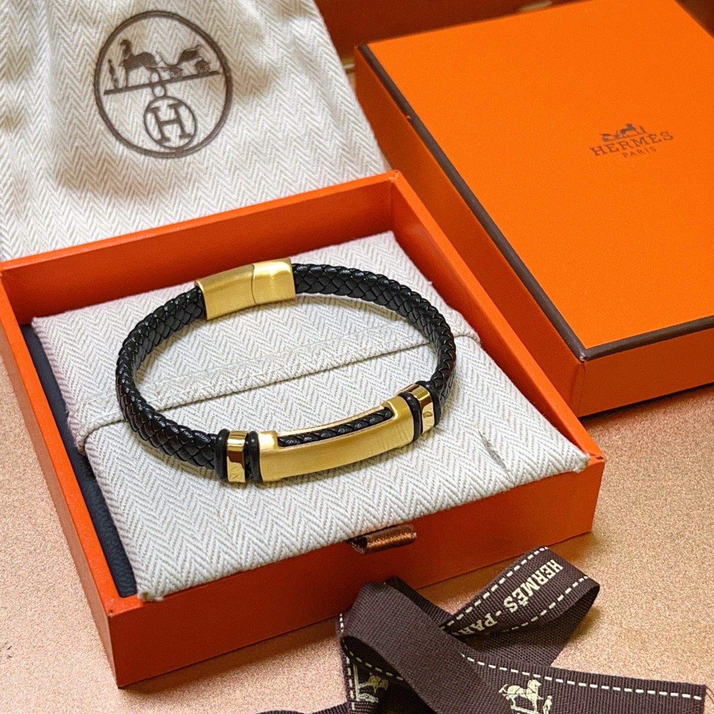 Bracciale Hermes Jet Braided Leather Bracciale Pelle intrecciata nera con hardware in metallo color oro 19 cm