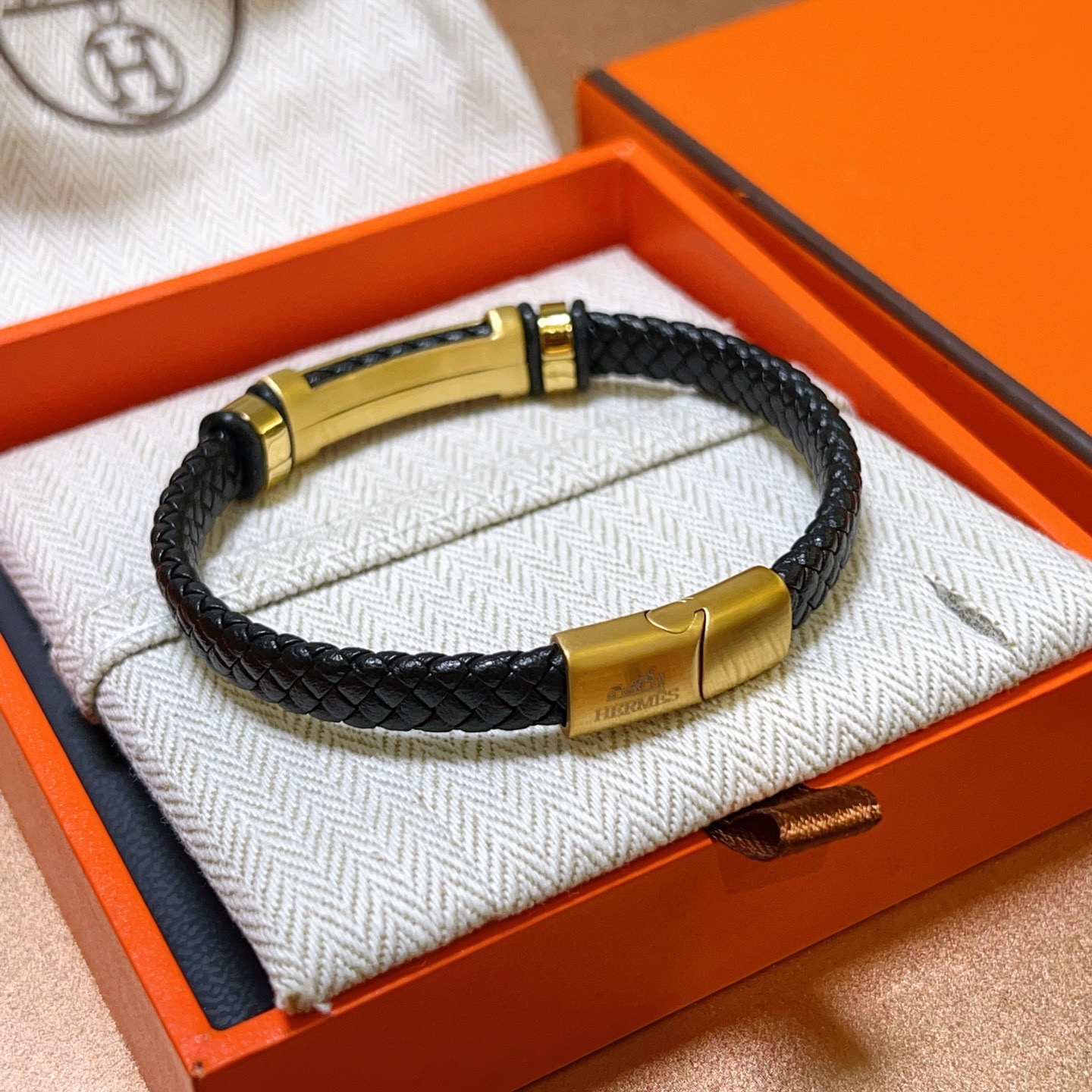 Bracciale Hermes Jet Braided Leather Bracciale Pelle intrecciata nera con hardware in metallo color oro 19 cm