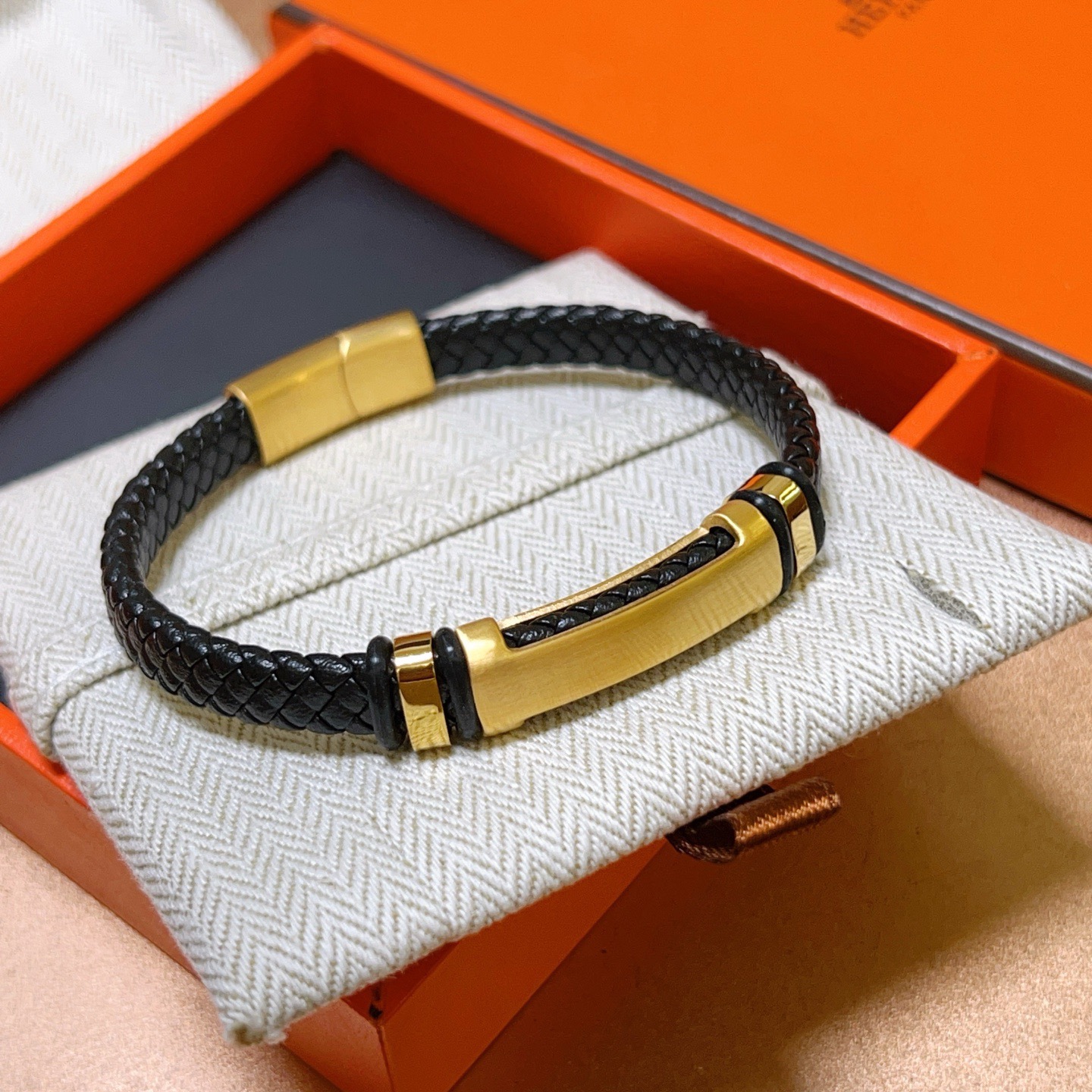 Bracciale Hermes Jet Braided Leather Bracciale Pelle intrecciata nera con hardware in metallo color oro 19 cm