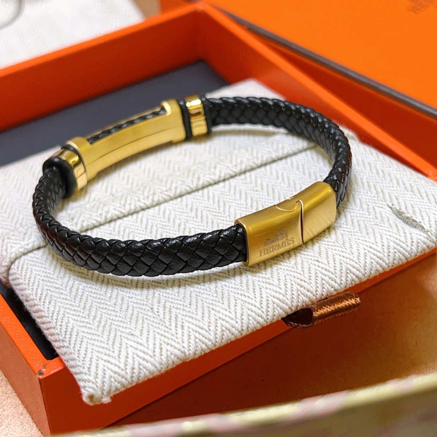 Bracciale Hermes Jet Braided Leather Bracciale Pelle intrecciata nera con hardware in metallo color oro 19 cm
