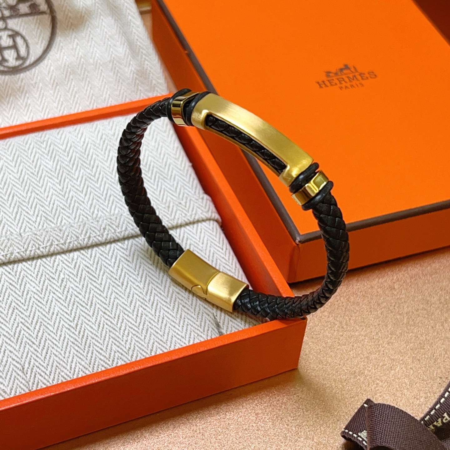 Bracciale Hermes Jet Braided Leather Bracciale Pelle intrecciata nera con hardware in metallo color oro 19 cm